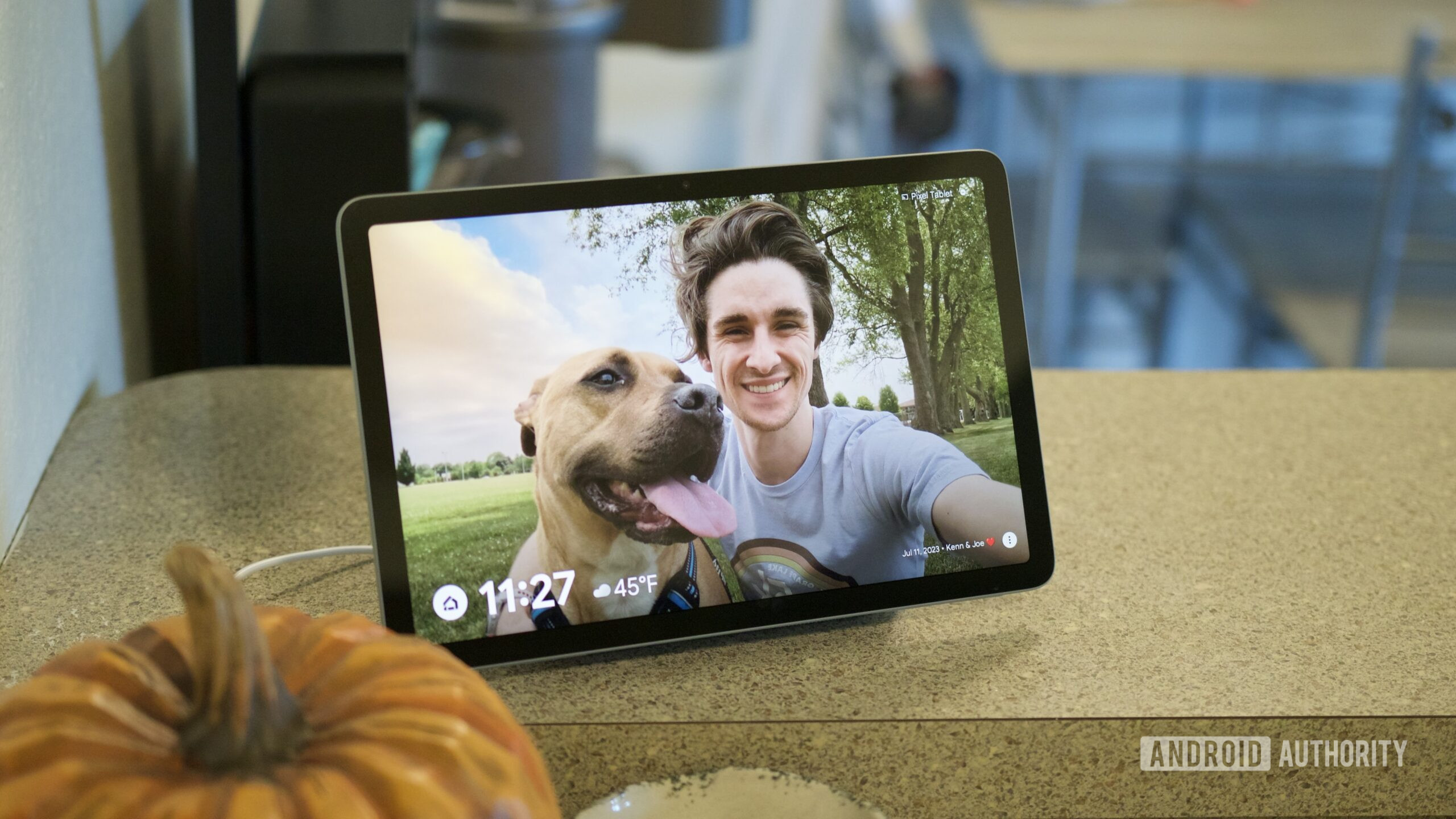 google pixel tablet revisitado em outubro de 2025 10 O Google Pixel Tablet conectado ao dock de alto-falante, sobre o balcão da cozinha.