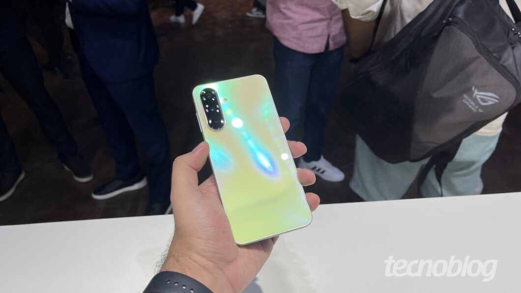 Traseira de smartphone com câmera tripla e acabamento iridescente