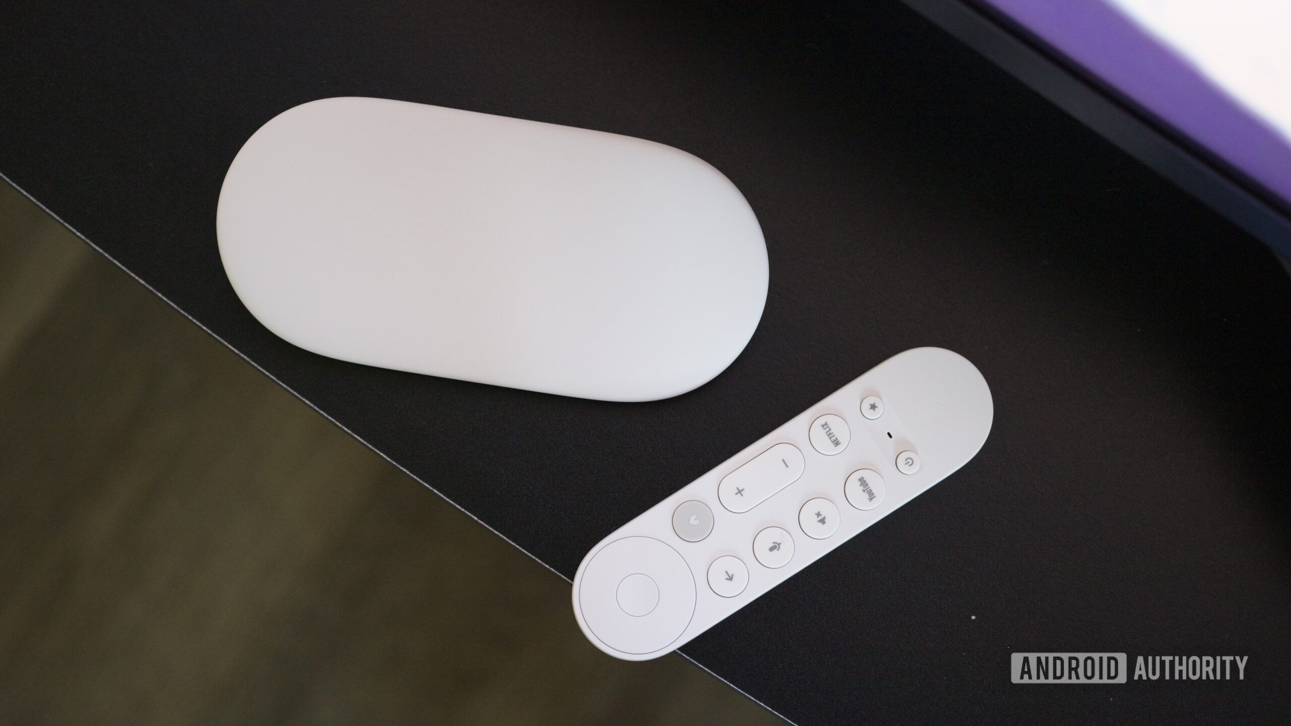 caixa de streamer do Google TV e controle remoto 2 Caixa e controle remoto do Google TV Streamer.