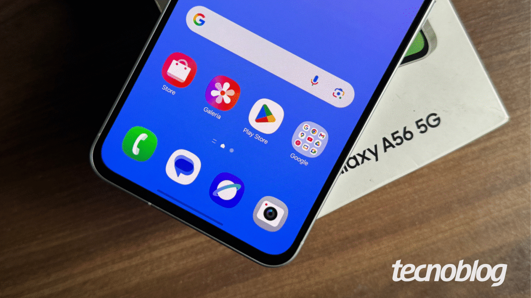 Imagem mostra close na tela do celular Samsung Galaxy A56, exibindo ícones de aplicativos