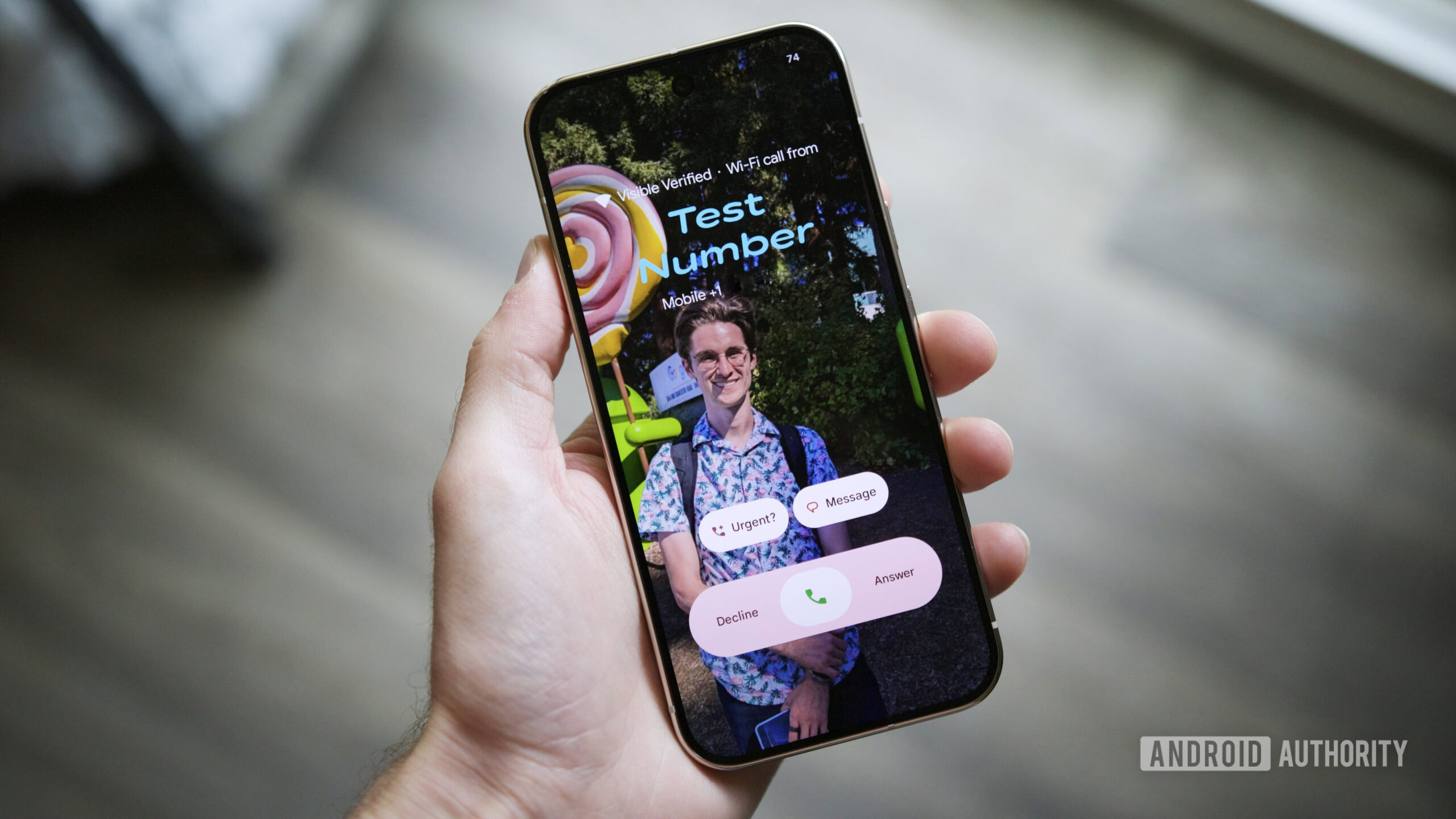 Tela de chamadas recebidas com cartões telefônicos do Google.