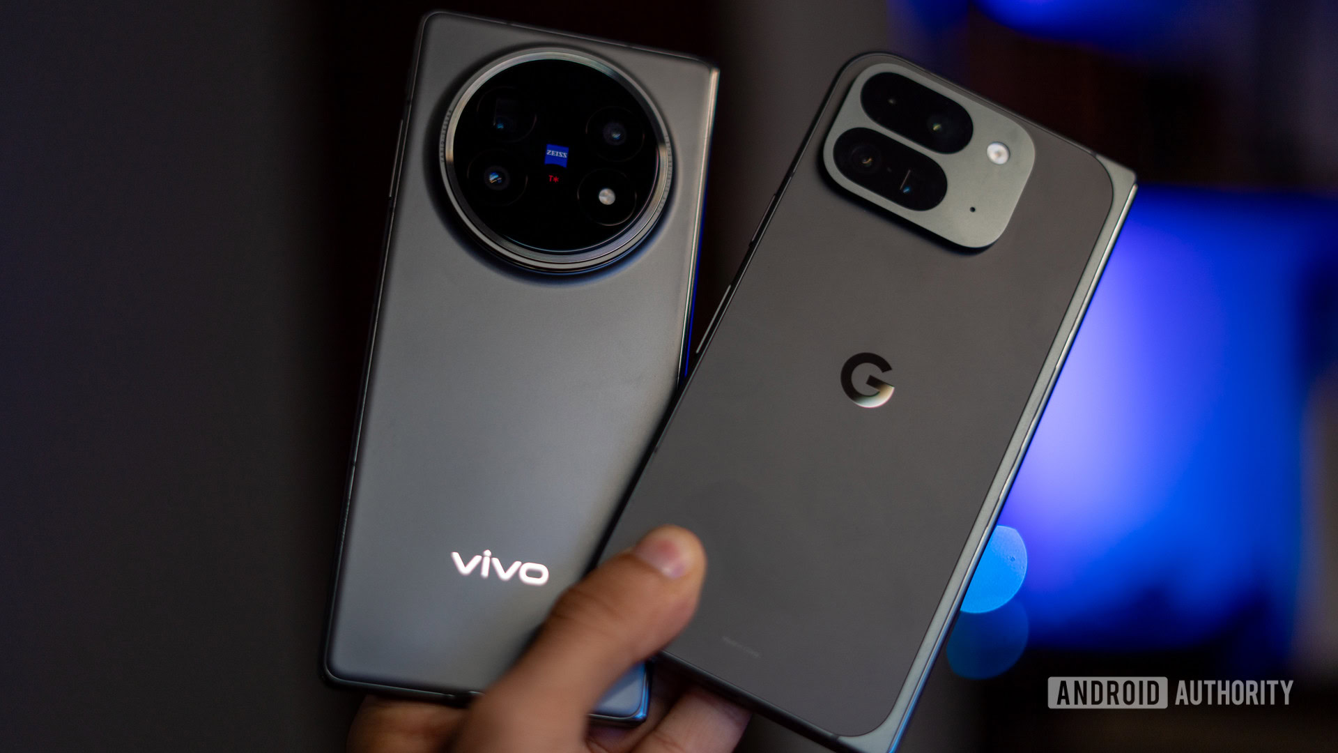 Pixel 10 Pro vs Vivo x Fold 5 mostrando as costas dos telefones