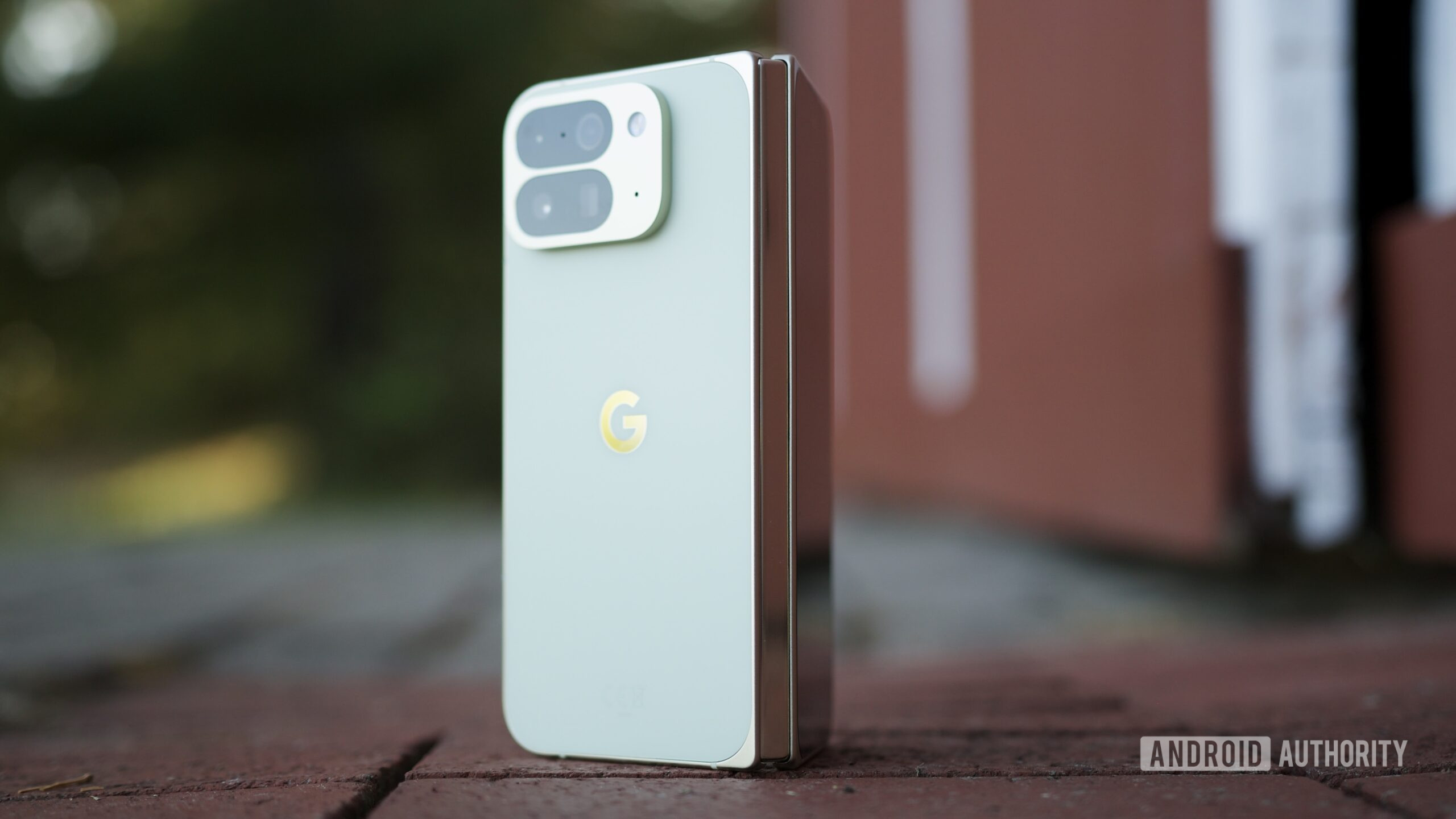 O Google Pixel 10 Pro Fold em pé do lado de fora.