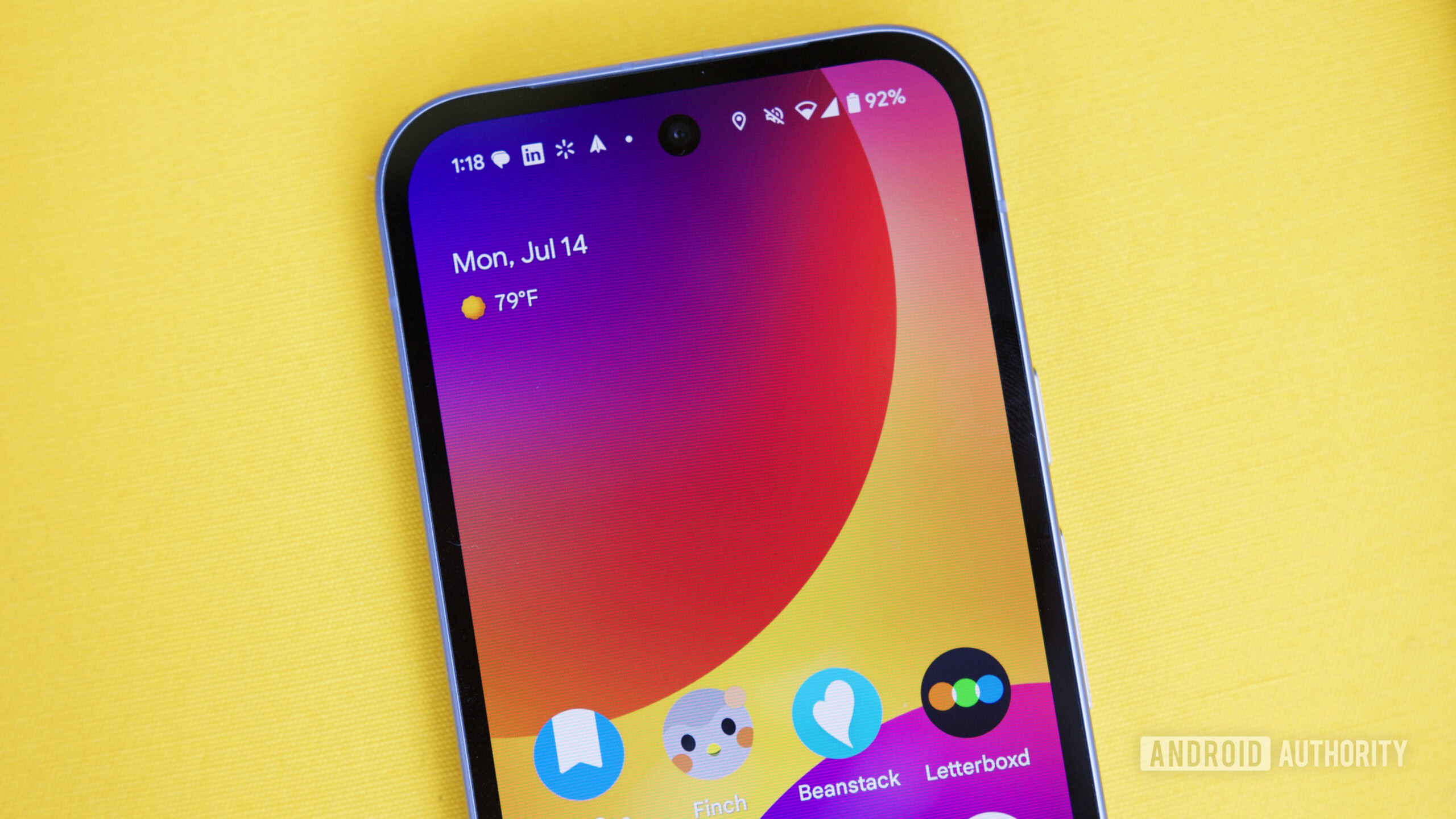 Imagem aproximada do widget At a Glance em um Google Pixel 9a.