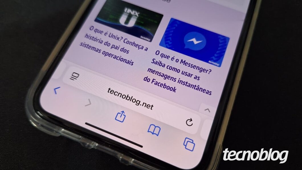 imagem de um iphone com um navegador safari aberto no site tecnoblog