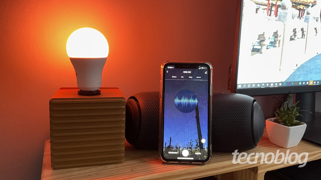 Smart lâmpada Intelbras EWS 410 (Imagem: Darlan Helder/Tecnoblog)