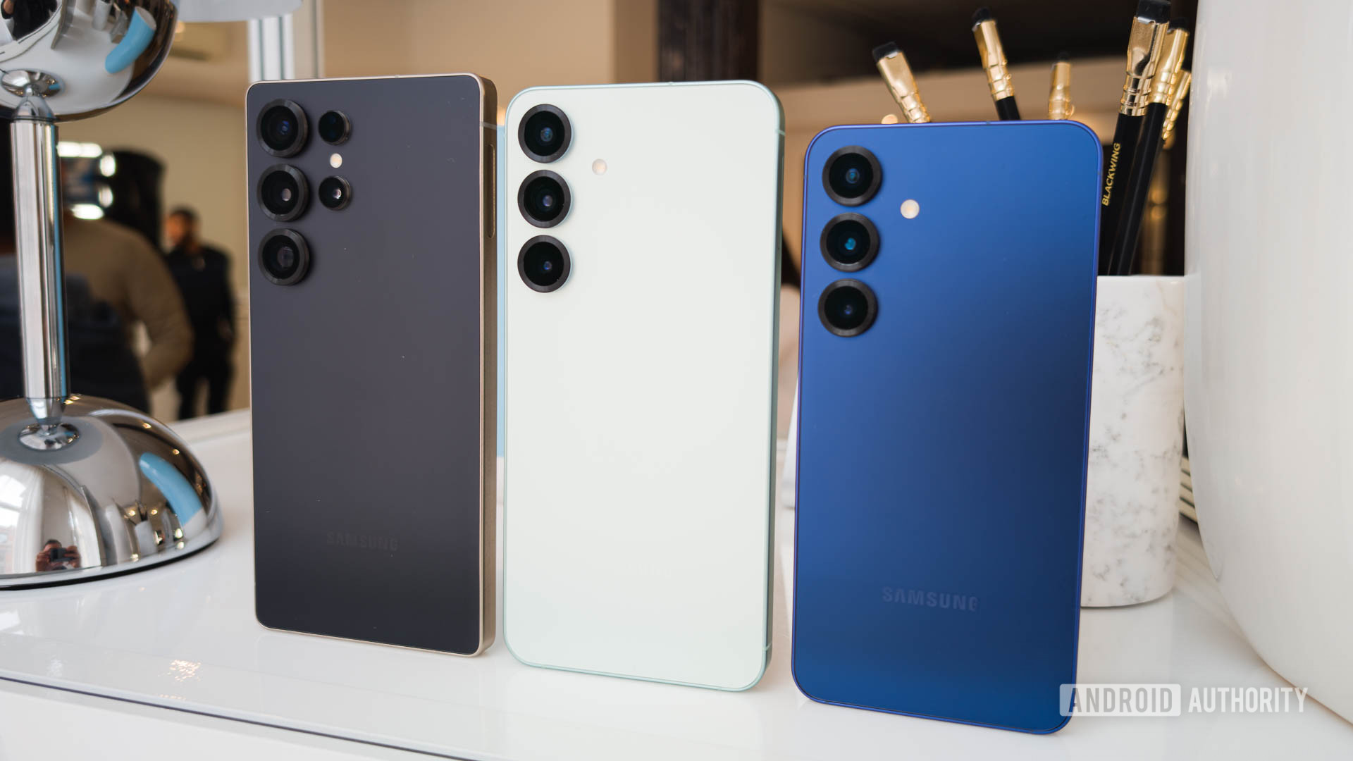 Série Samsung Galaxy S25 um ao lado do outro