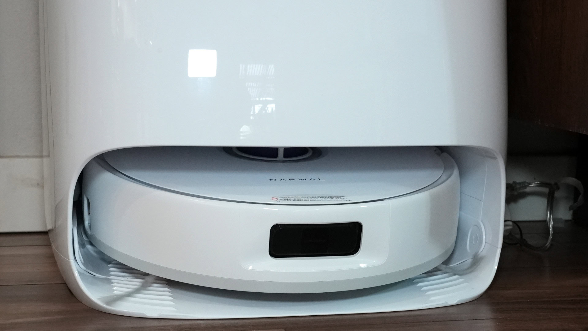 Narwal Freo Pro Front na estação base Narwal Freo Pro Front na estação base