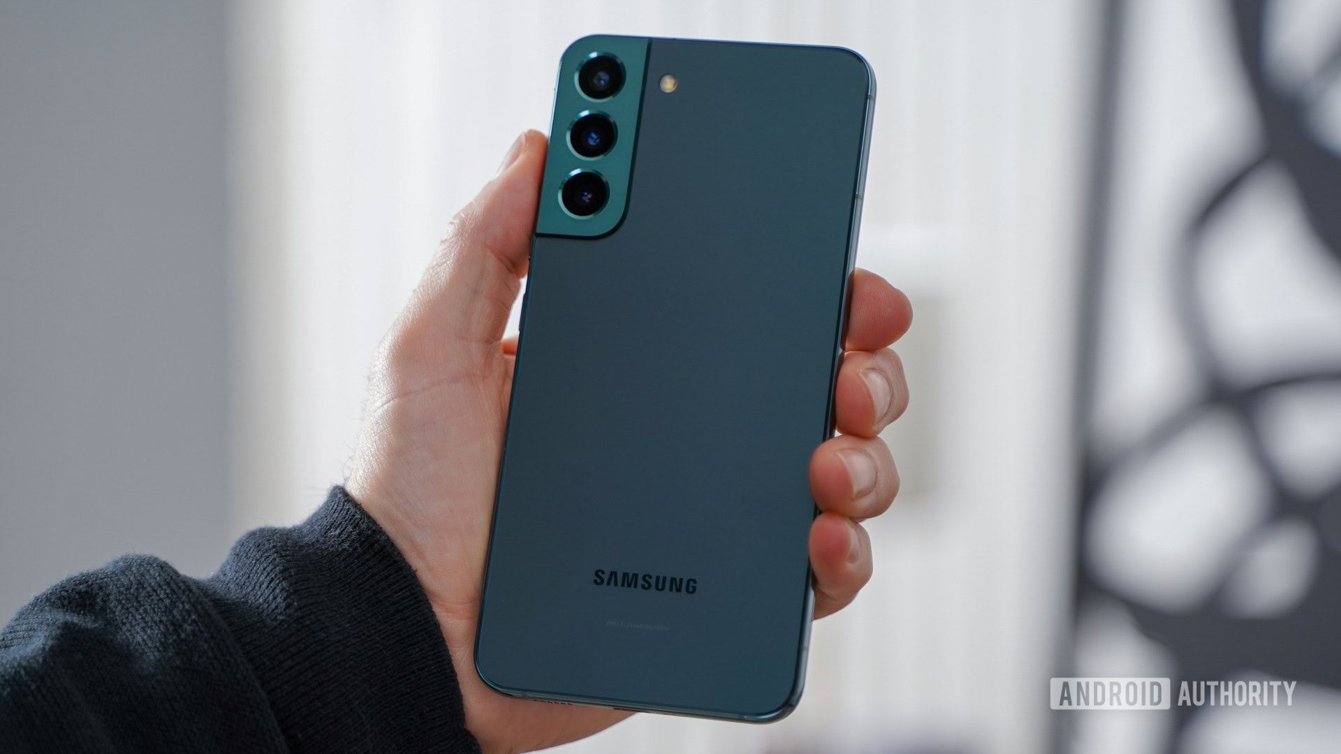 Samsung Galaxy S22 Plus inclinado no painel traseiro da mão Samsung Galaxy S22 Plus inclinado no painel traseiro da mão