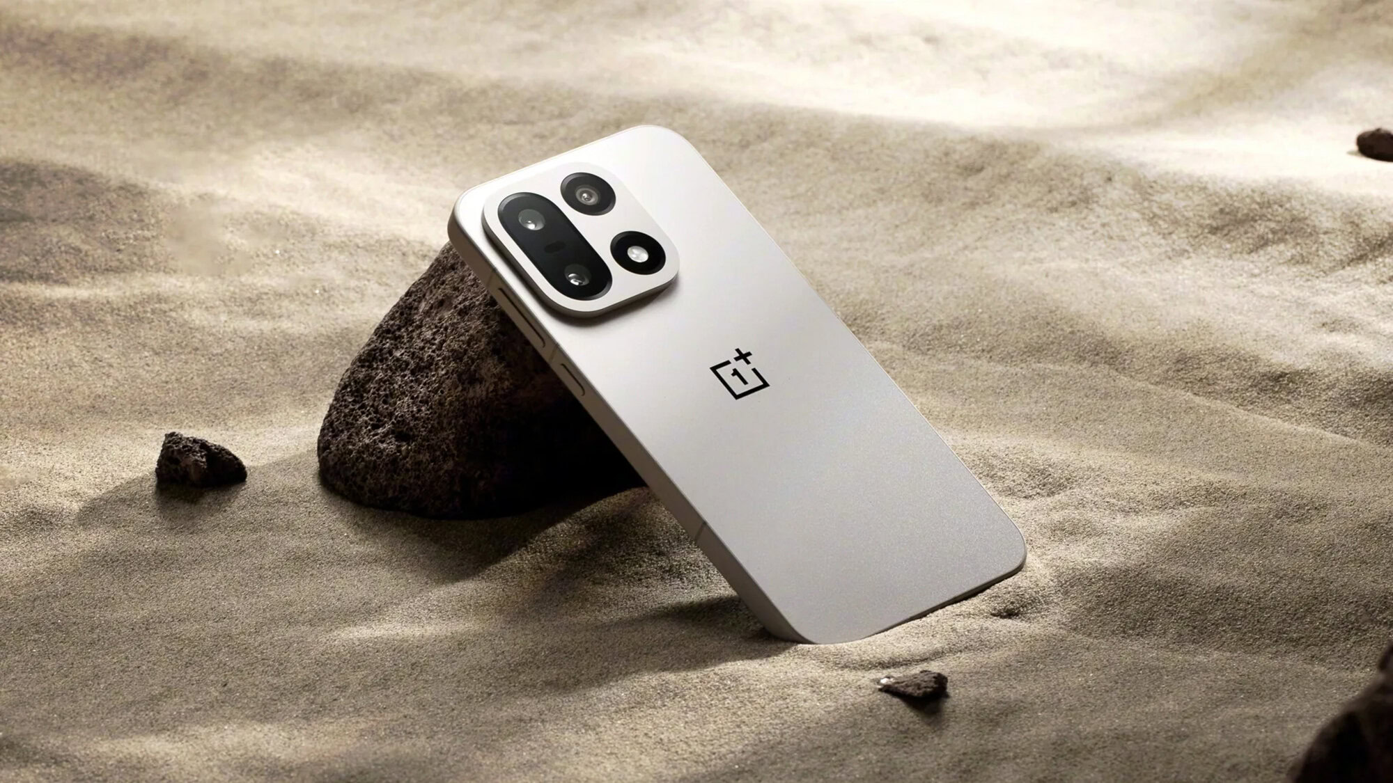 herói oficial da cor areia oneplus 15 Uma renderização do OnePlus 15, mostrando a parte traseira do telefone.