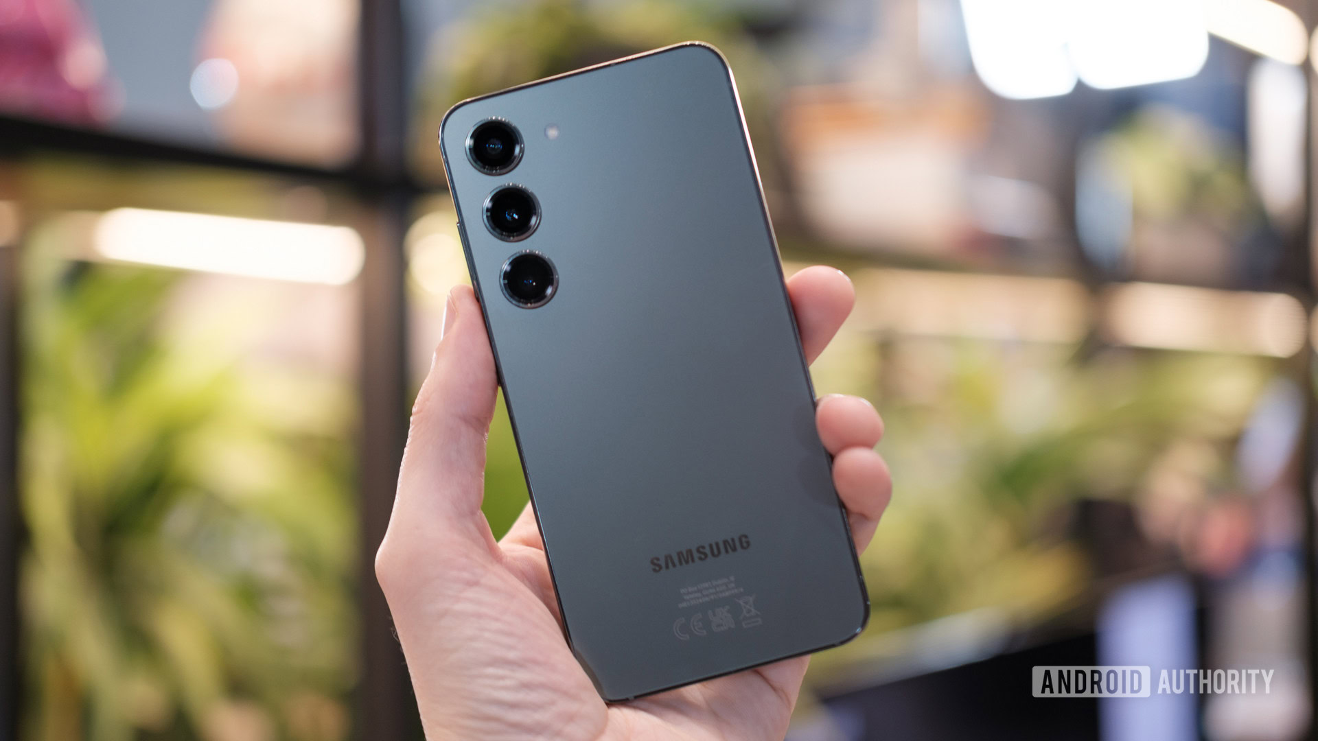 Samsung Galaxy S23 com colorway verde na mão Samsung Galaxy S23 com colorway verde na mão