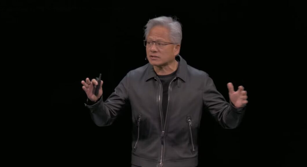 Imagem mostra o CEO da Nvidia, Jensen Huang, de jaqueta de couro preta em uma transmissão