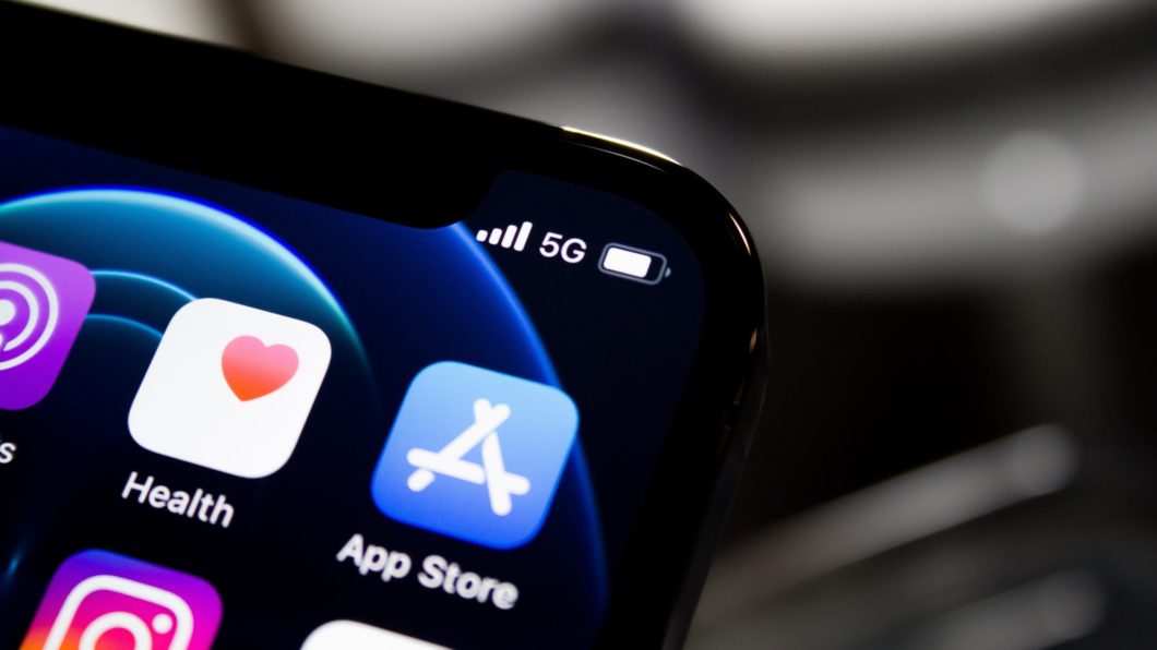 Imagem mostra um close-up na tela do iPhone 12, com foco na conexão 5G
