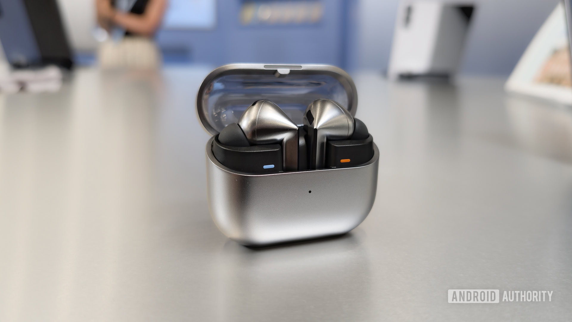 Capa para Samsung Galaxy Buds 3 Pro aberta na mesa com fones de ouvido dentro Capa para Samsung Galaxy Buds 3 Pro aberta na mesa com fones de ouvido dentro