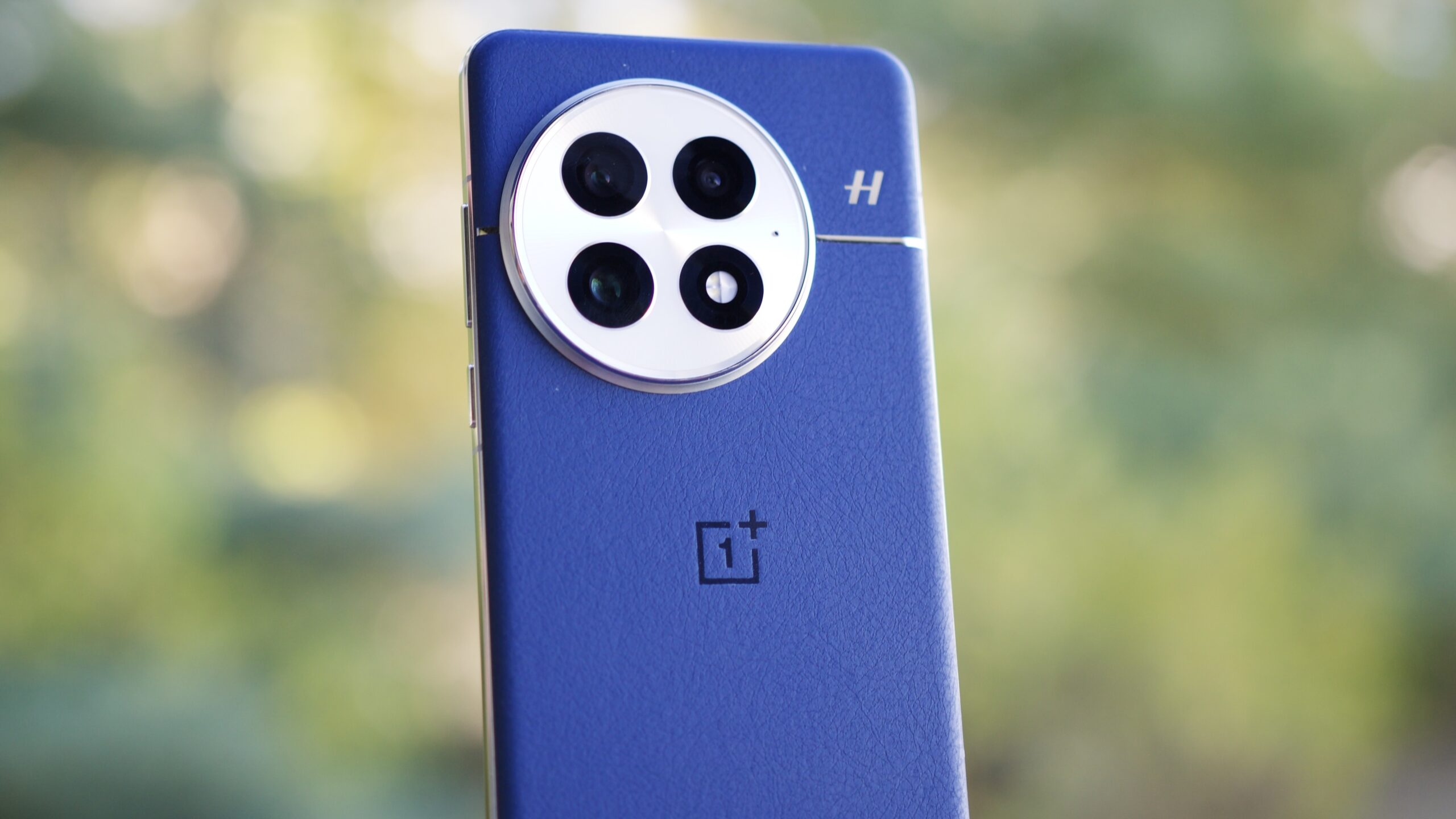A parte de tr&aacute;s do OnePlus 13 azul.