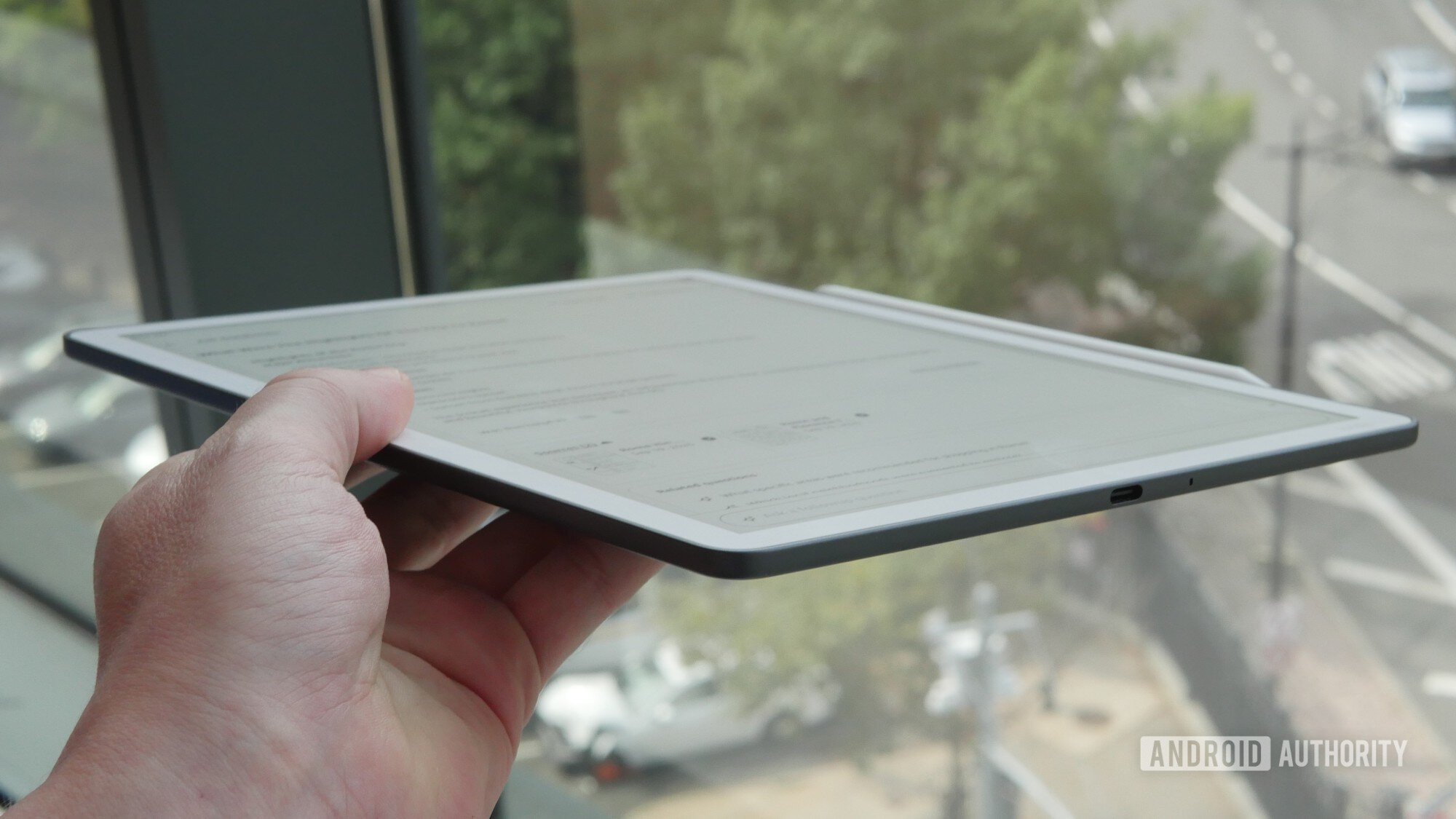 O mais novo Kindle Scribe apresenta uma nova luz frontal.