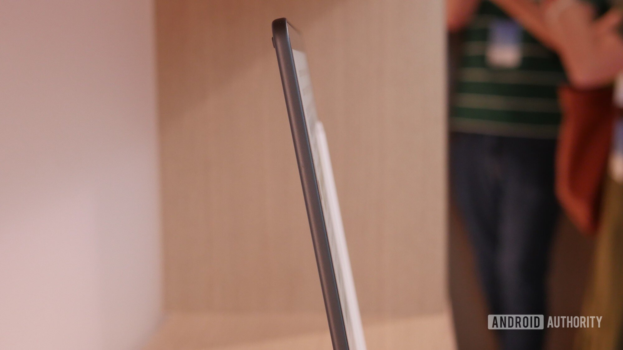 O Kindle Scribe Colorsoft apresenta uma construção mais fina. 