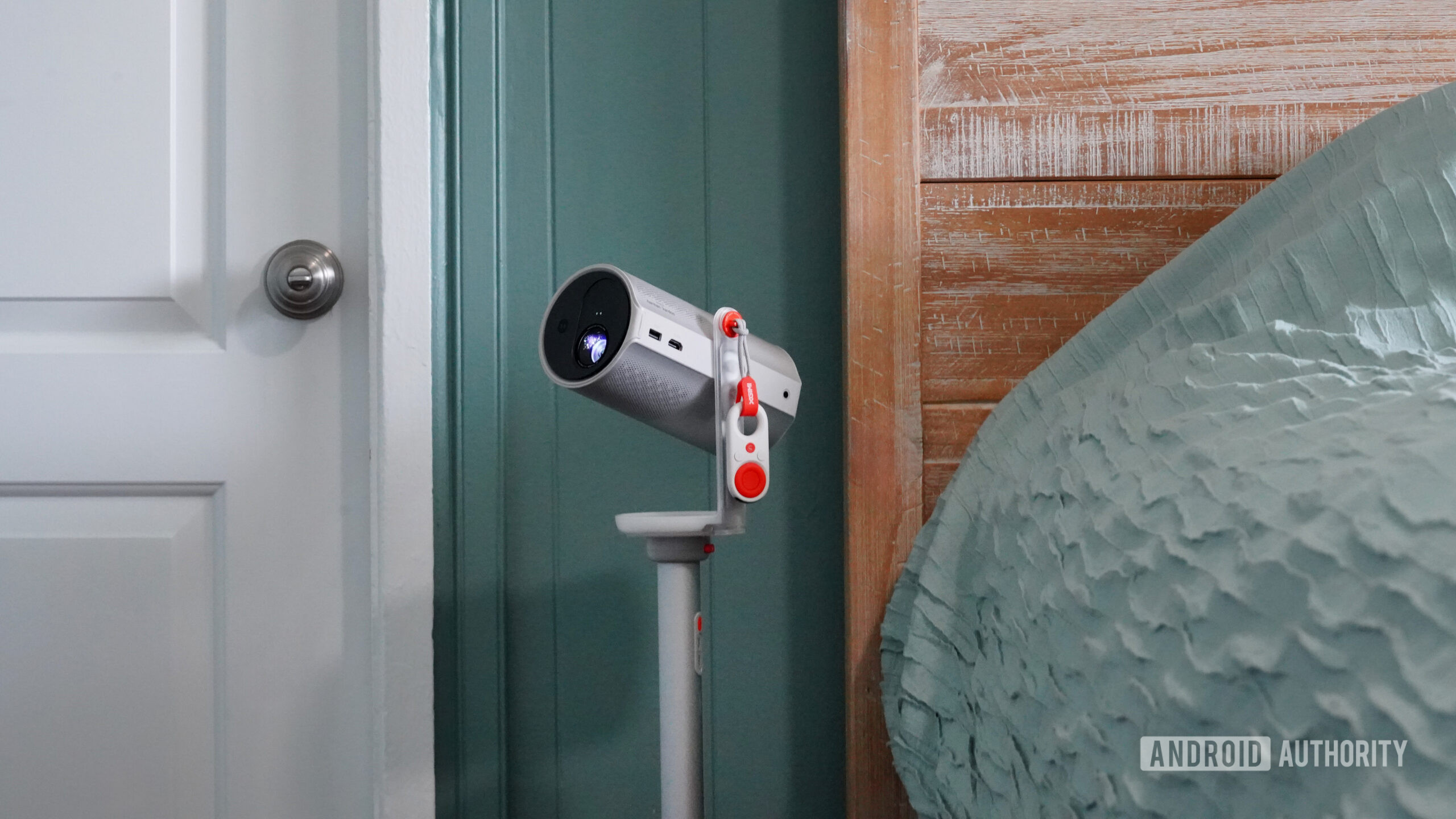 XGIMI Mogo 4 quartos 2 Um projetor XGIMI Mogo 4 fica no lugar de uma mesa de cabeceira.