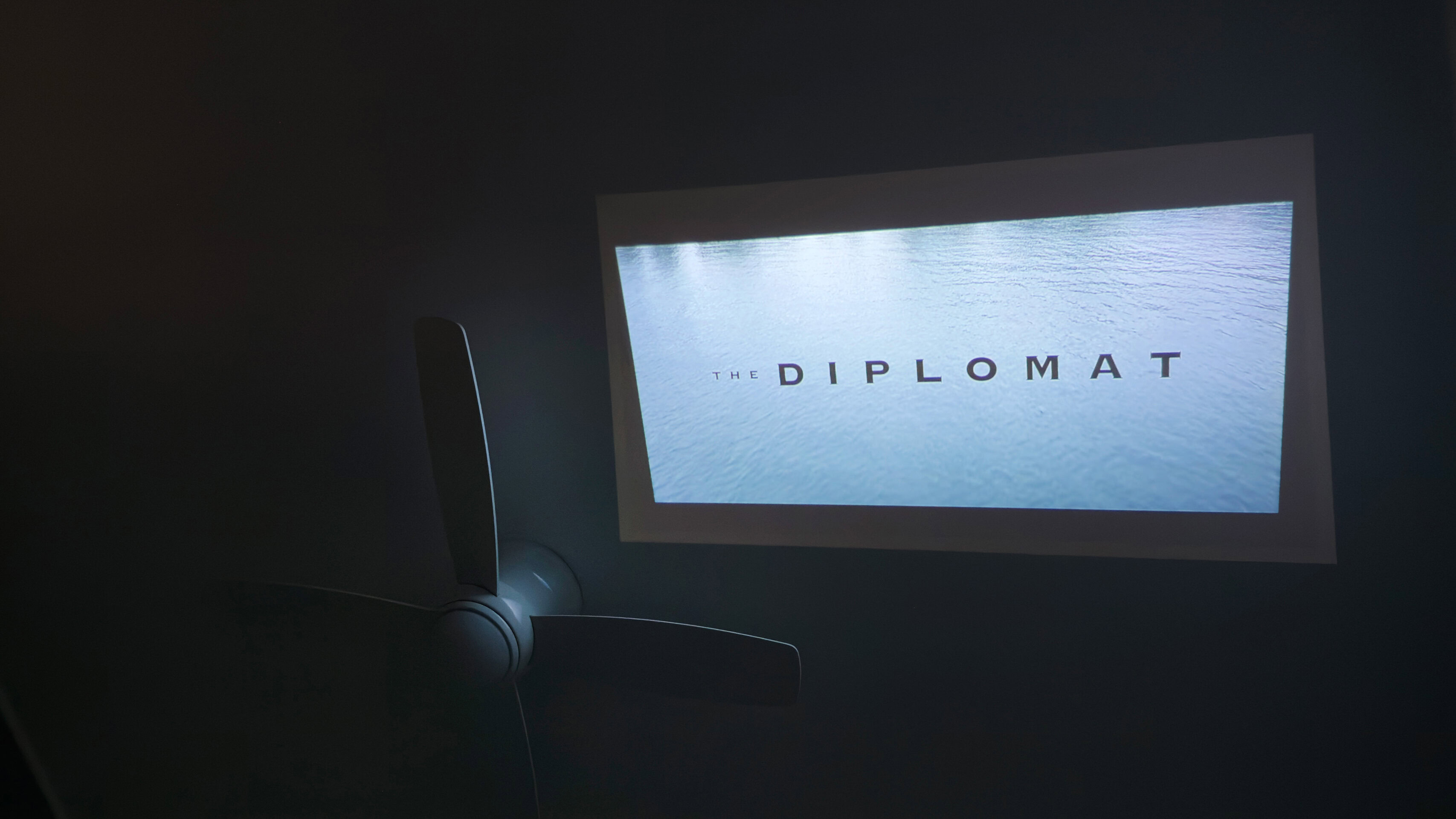 Teto XGIMI Mogo 4 Um usuário assiste a um programa da Netflix no teto usando o XGIMI Mogo.