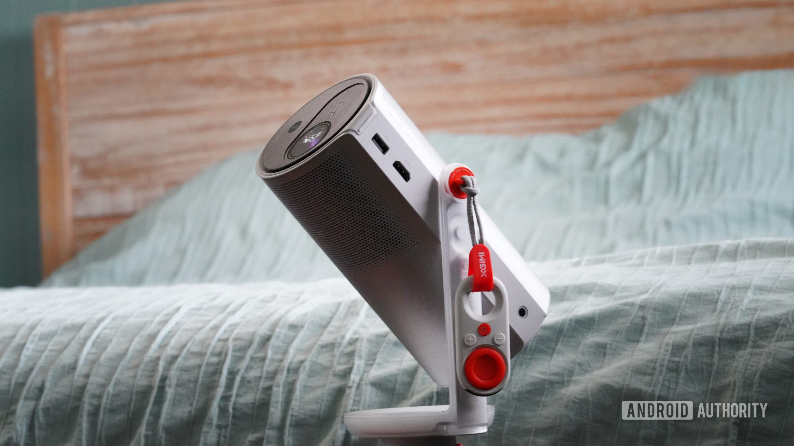 Destaques do XGIMI Mogo 4 Sports Um XGIMI Mogo 4 projeta destaques esportivos em uma parede.