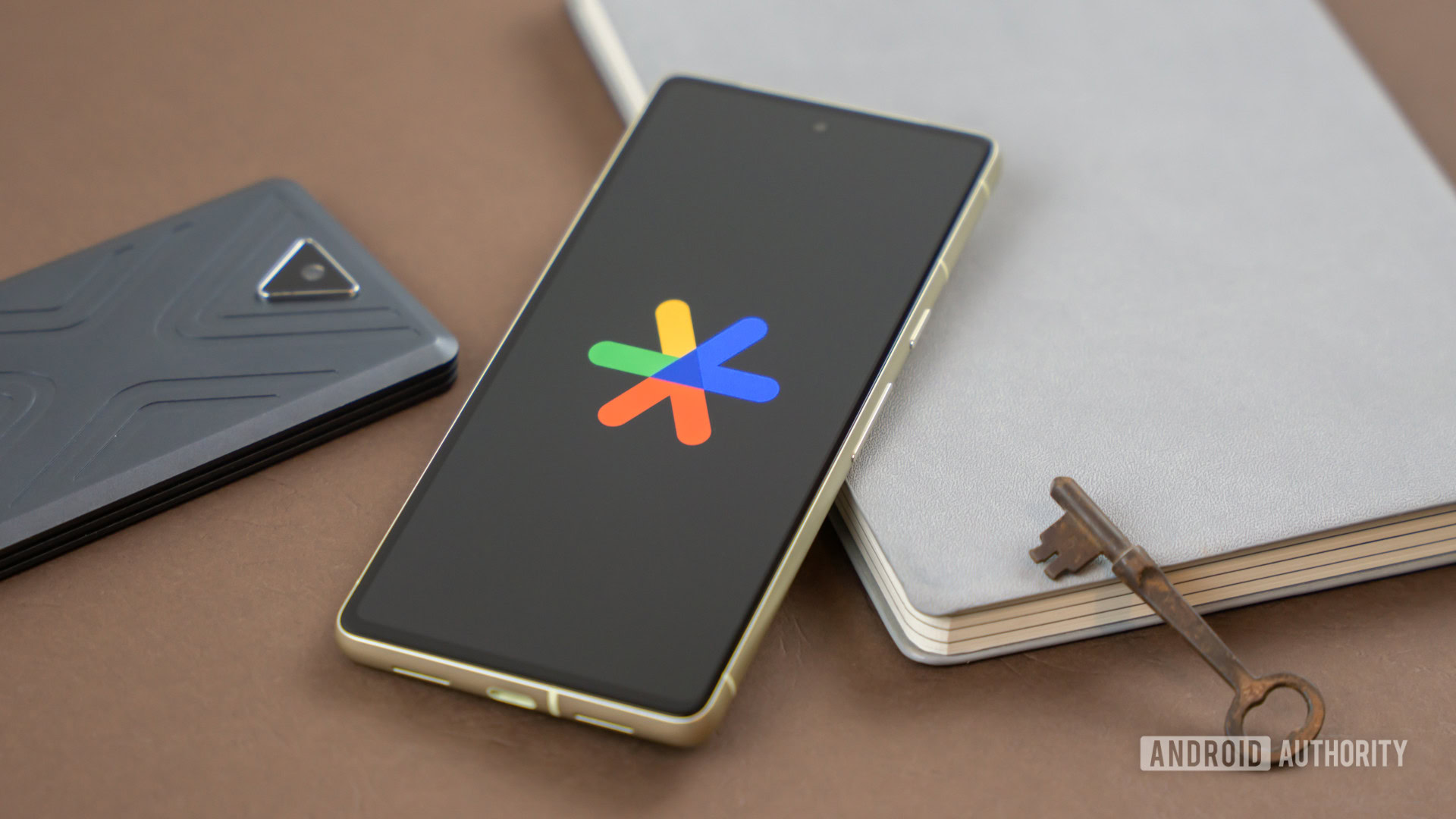 Logotipo do Google Authenticator no smartphone ao lado de outros acessórios Foto de stock 1