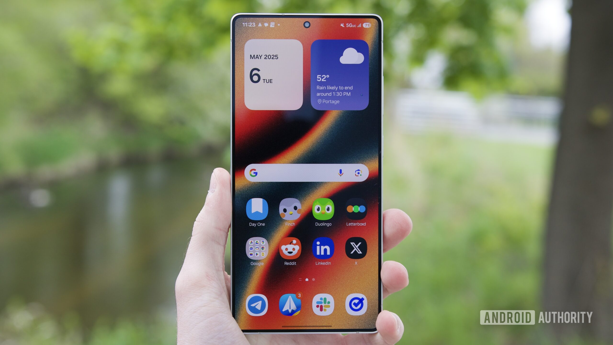 Alguém segurando o Samsung Galaxy S25 Ultra com a tela ligada.