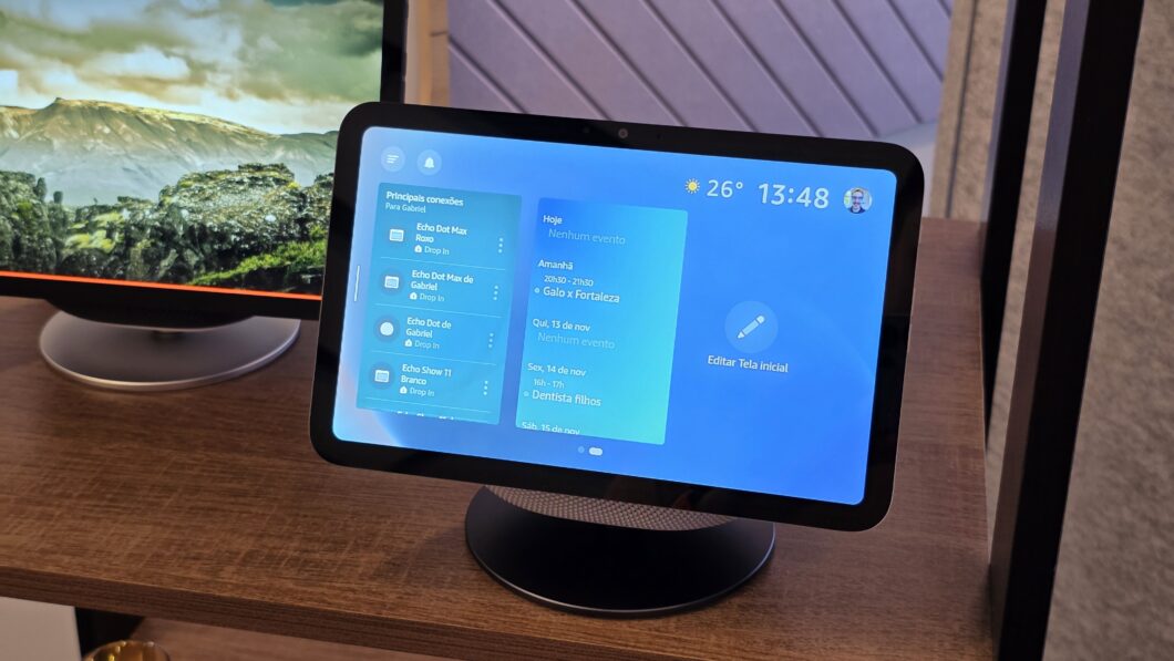 Alto-falante inteligente com tela sobre uma mesa, visto pela frente