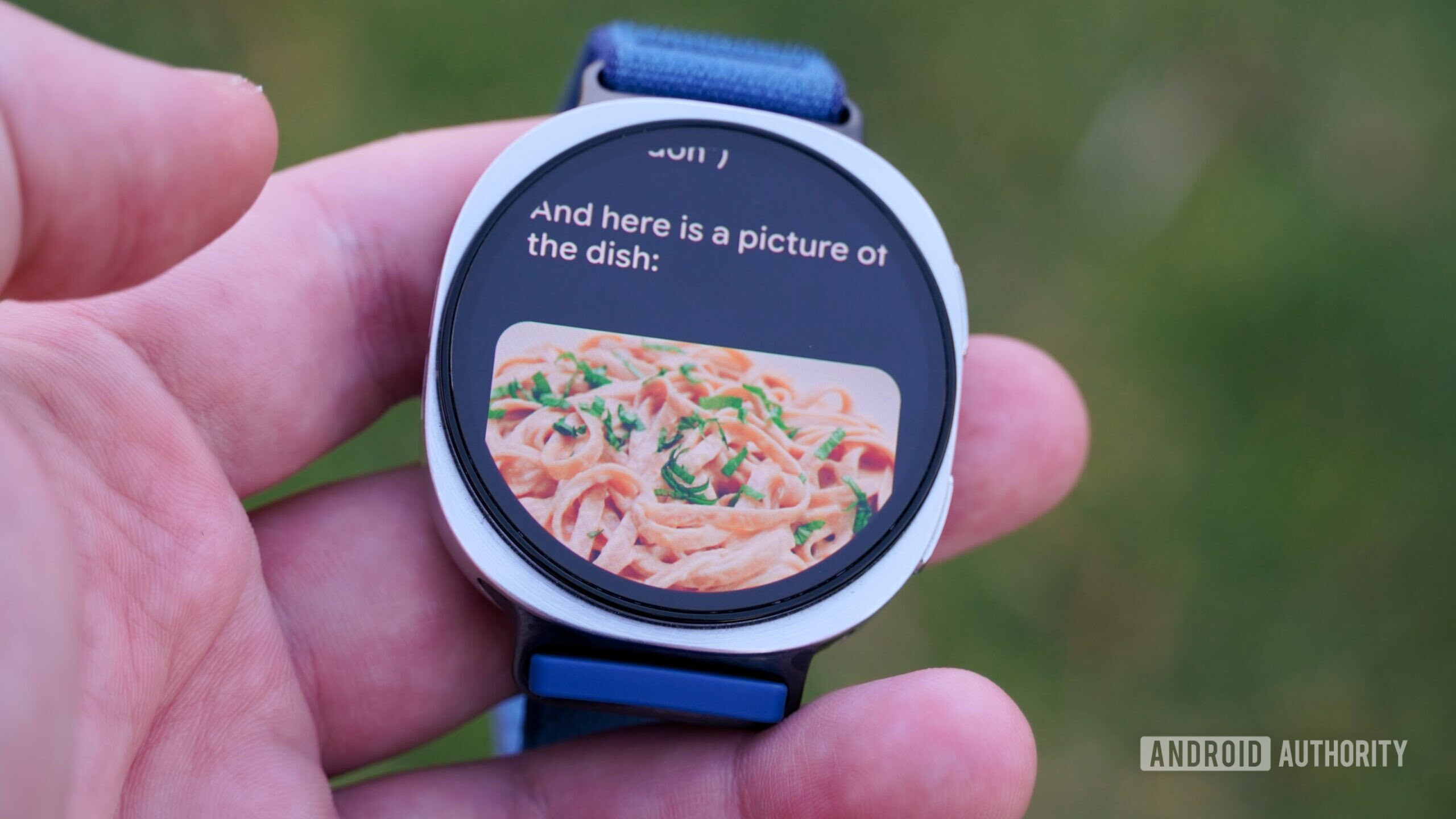 Gemini Galaxy Watch 8 Perguntas e Respostas 2 Gêmeos mostrando uma foto de macarrão em um Galaxy Watch 8.