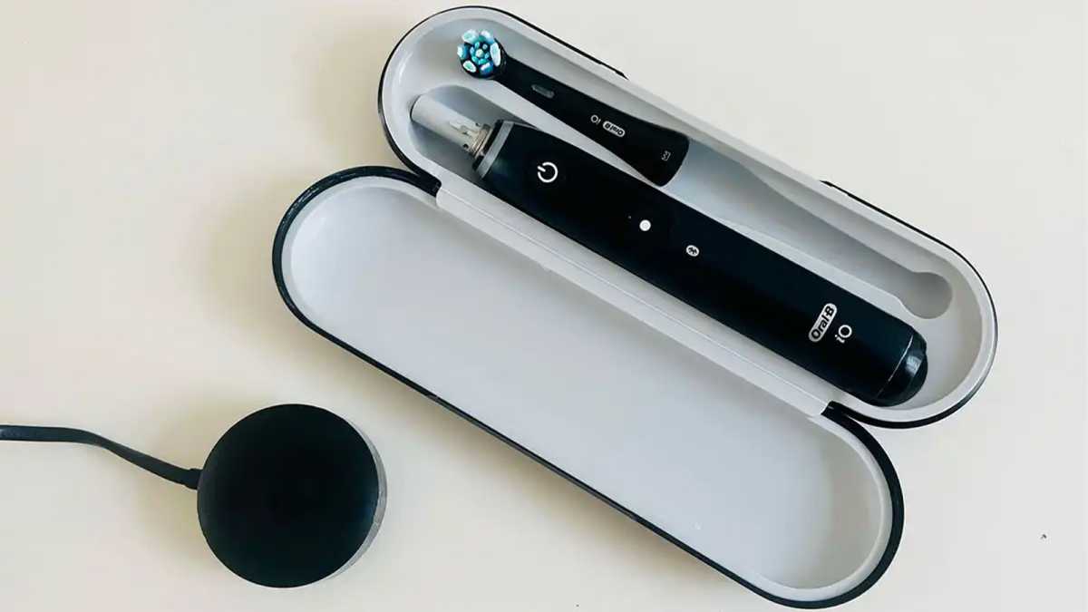 Oral-B iO7 with travel case and charging puck