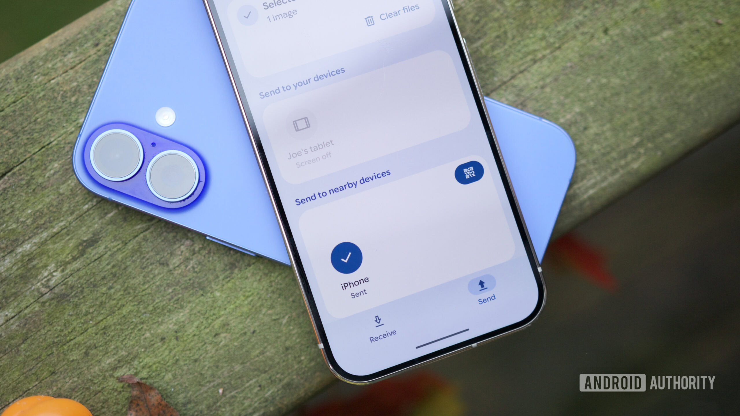 Quick Share em um Pixel, mostrando um iPhone como um dispositivo dispon&iacute;vel para compartilhar.