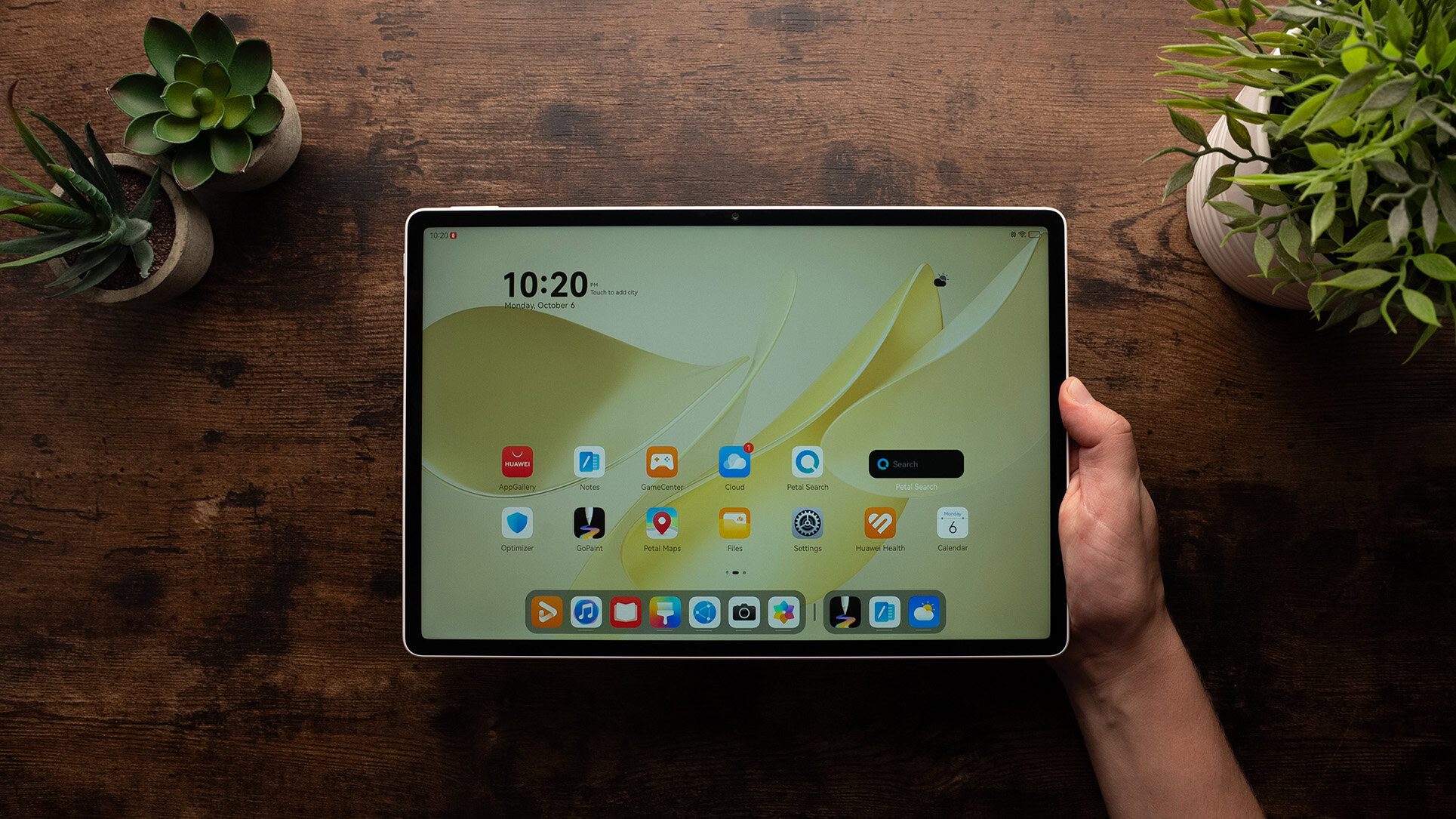 Tablet Huawei MatePad 12 X na tela inicial da mão