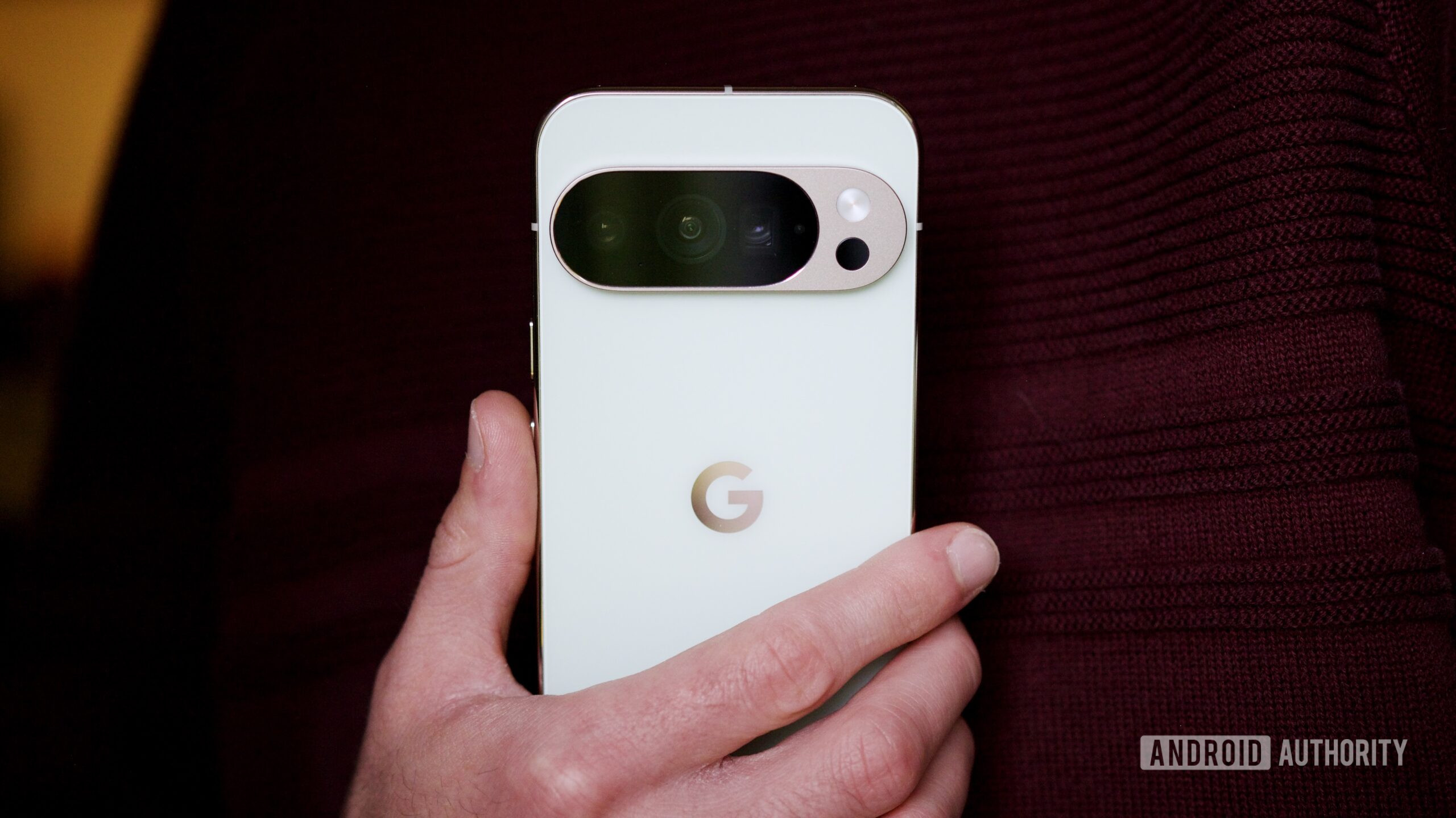 pixel 10 pro segurando o herói do telefone 1 Alguém segurando o Pixel 10 Pro, mostrando a parte traseira do telefone.