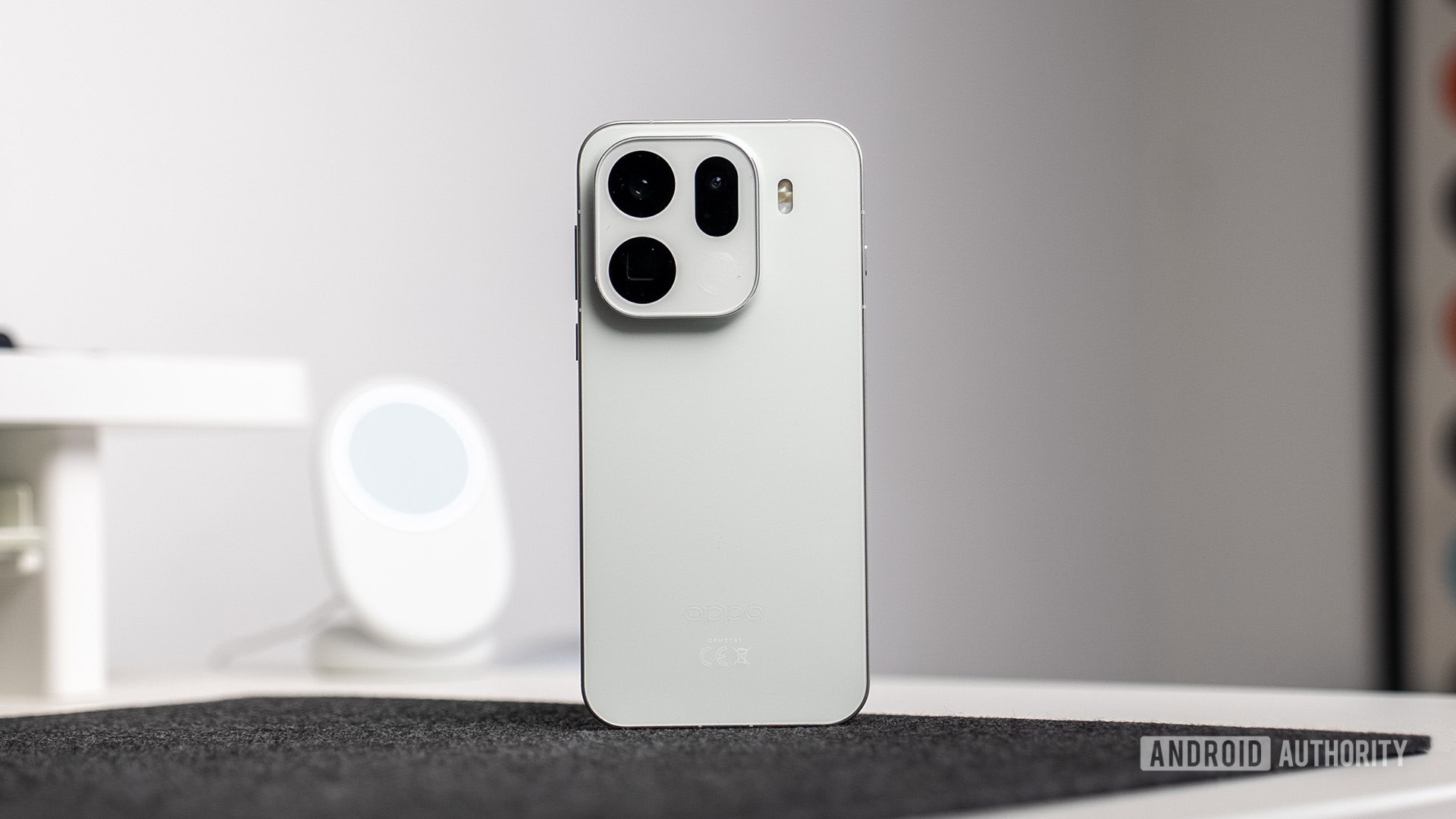 OPPO Find X9 Pro estava na mesa