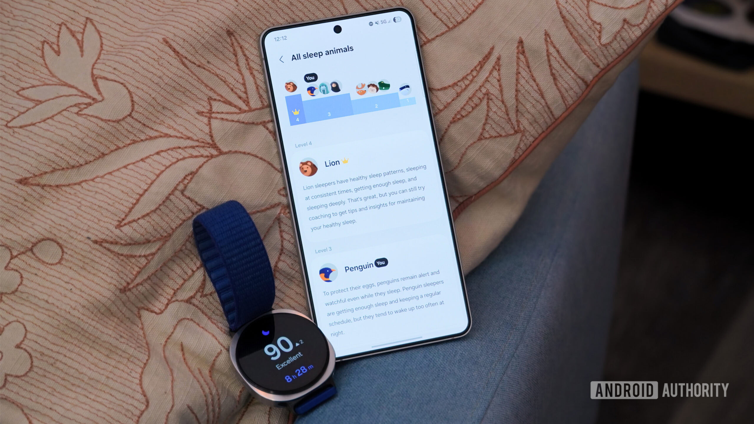 Relógio Galaxy 8 AA 6 A pontuação do sono em um Samsung Galaxy Watch 8 ao lado da lista de animais do sono em um Galaxy S25 Edge.