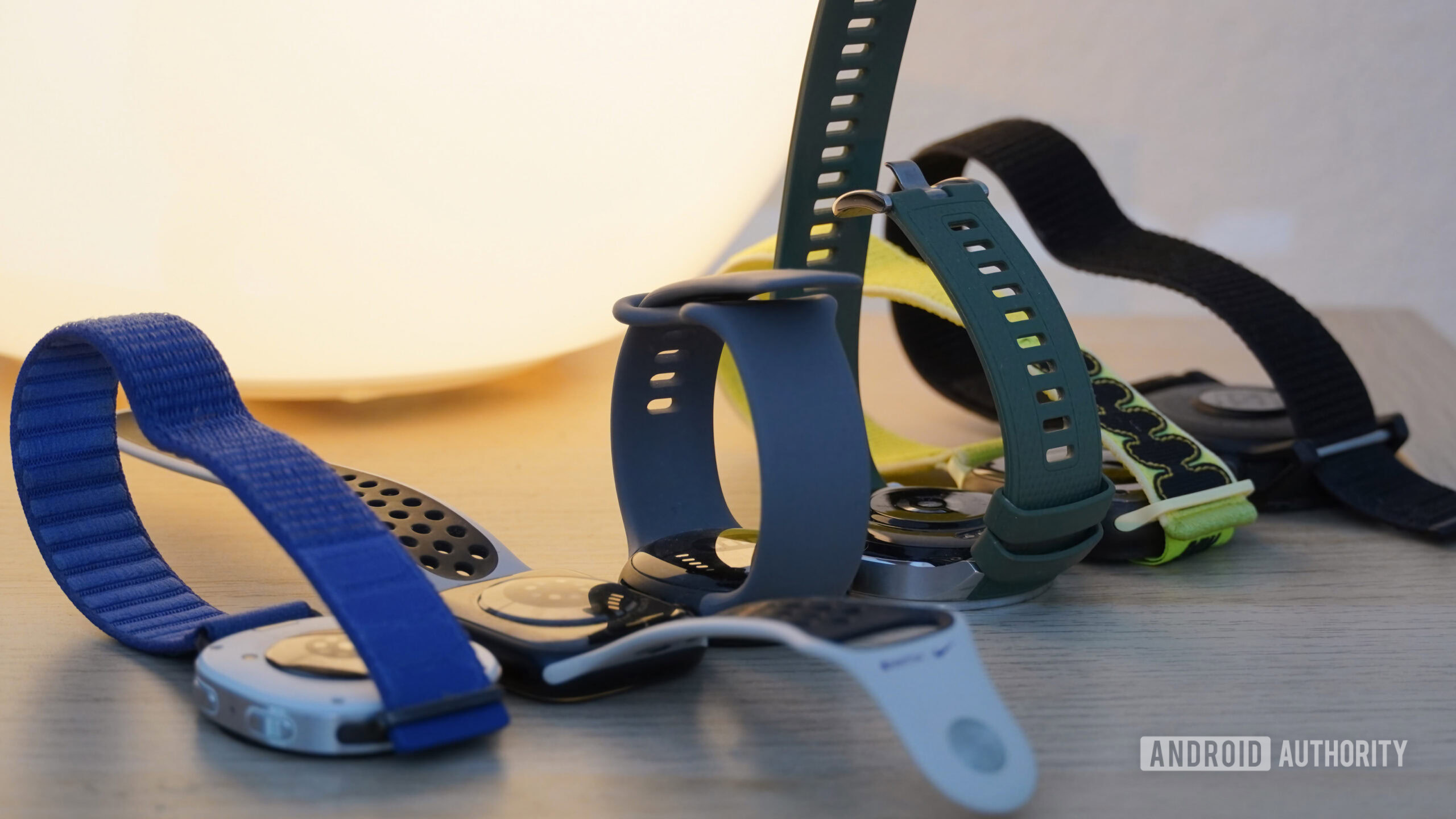 Relógio Galaxy 8 AA 5 Uma coleção de smartwatches mostrando o tamanho de seus sensores.