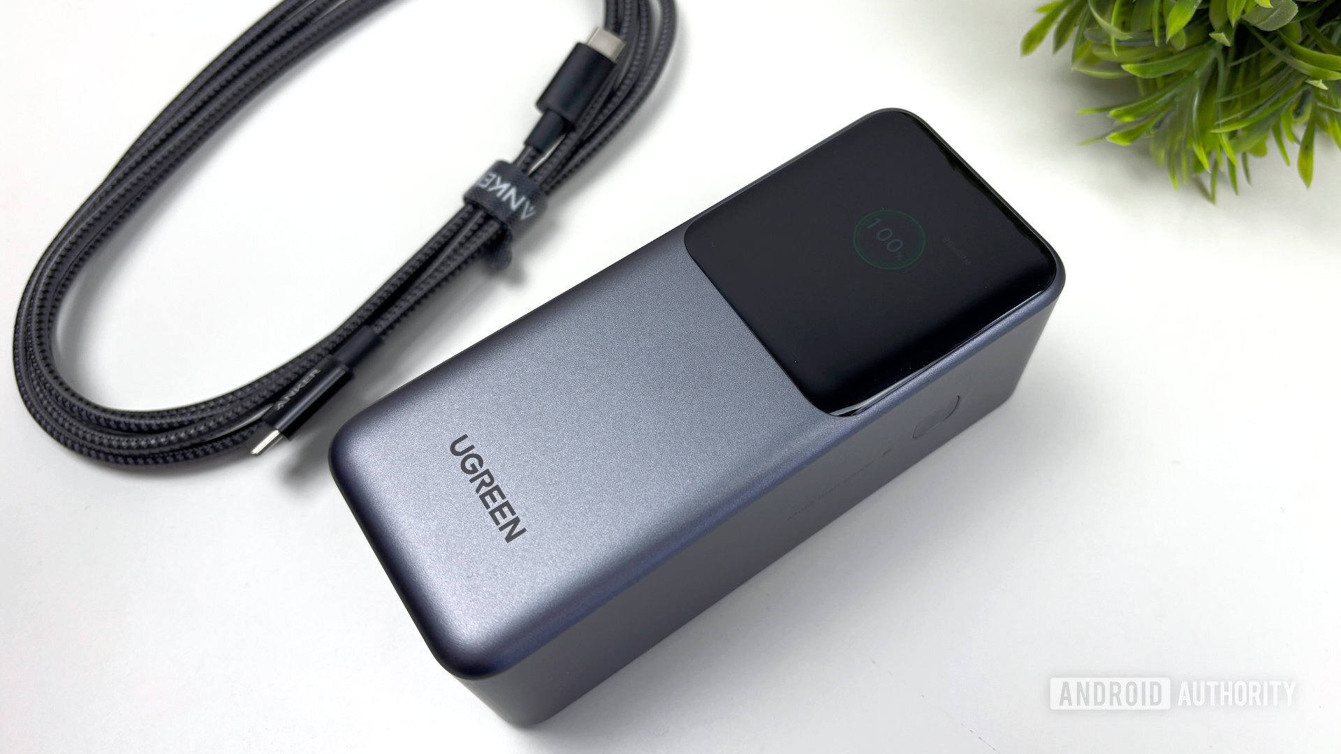 Ugreen nexode powerbank 20000mah na mesa