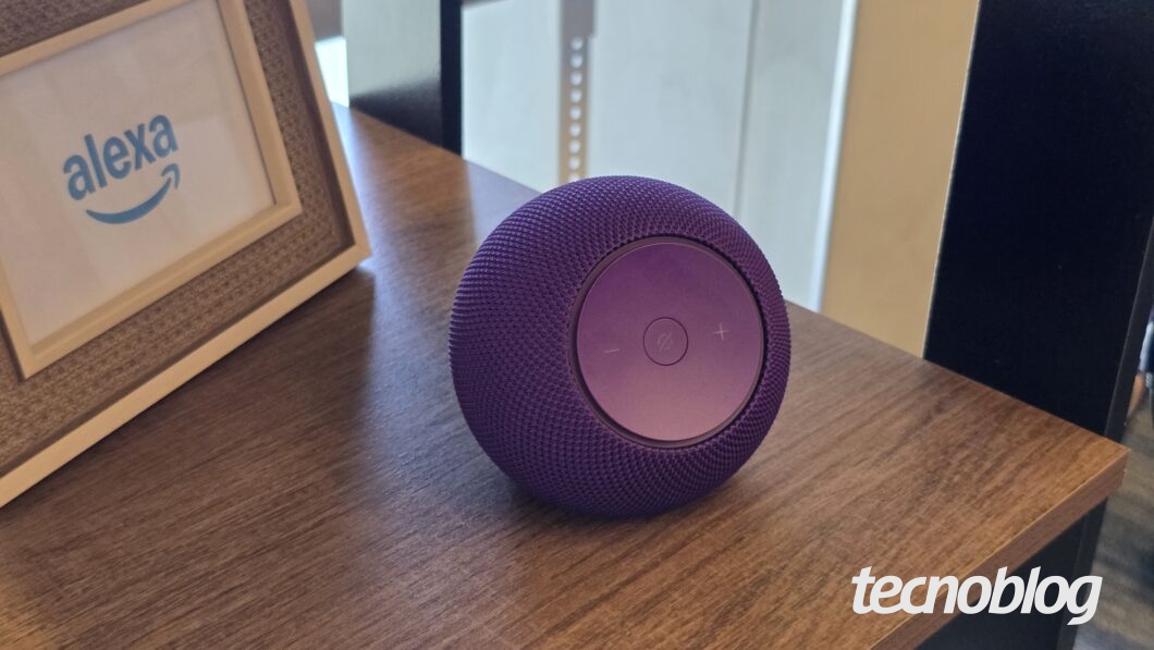 Alto-falante inteligente Echo Dot Max sobre mesa