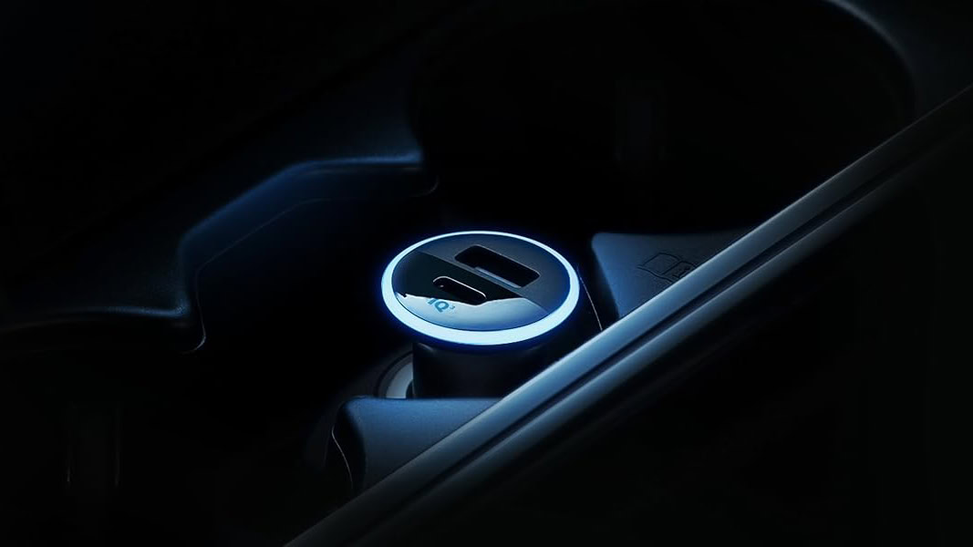 Carregador de carro Anker 323 no carro Carregador de carro Anker 323 no carro