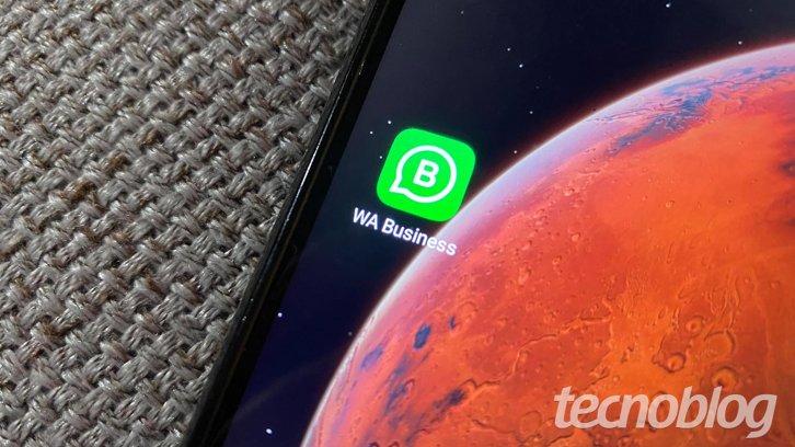 Imagem mostra o app do WhatsApp Business na tela de um iPhone. Na parte inferior direita, a marca d'água do "tecnoblog".