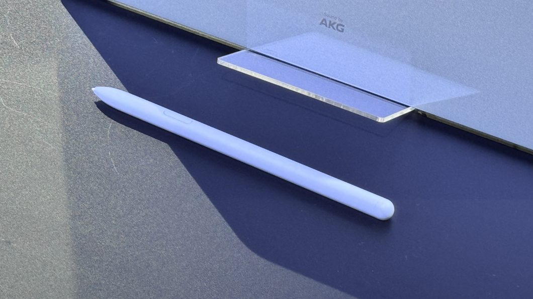 S Pen vista próximo a um Tab S9 FE