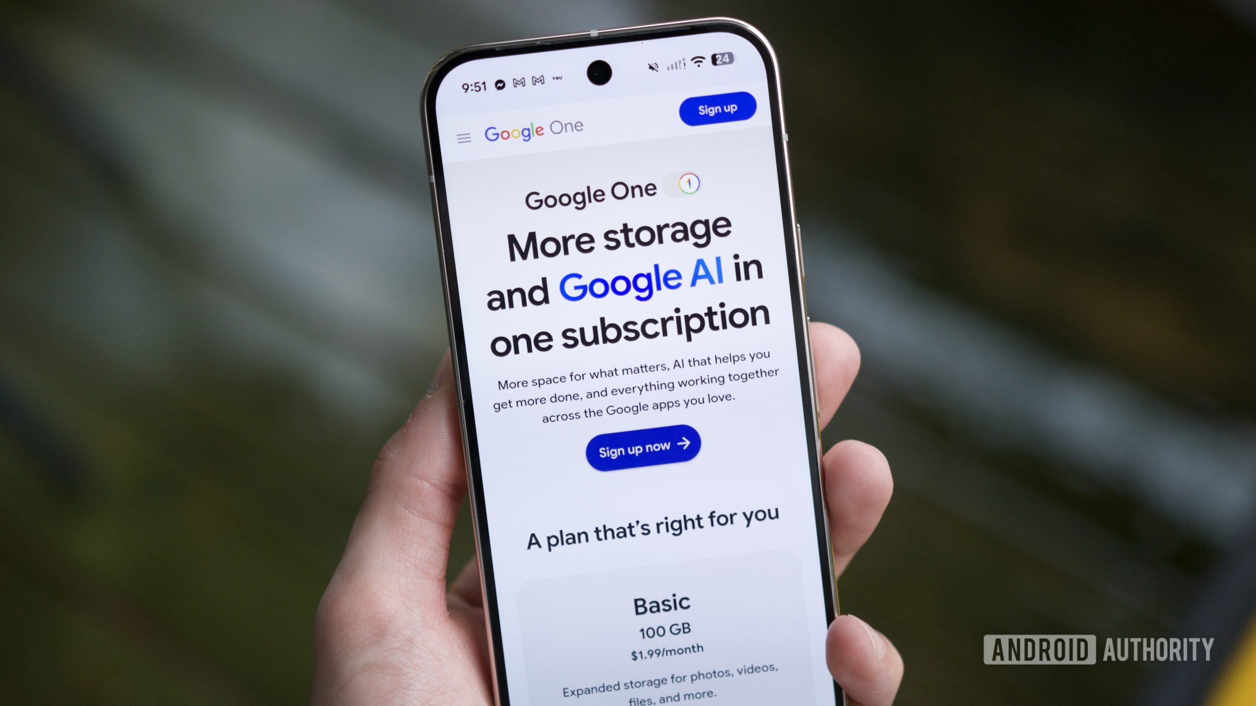 Site do Google One em execução em um smartphone Pixel.