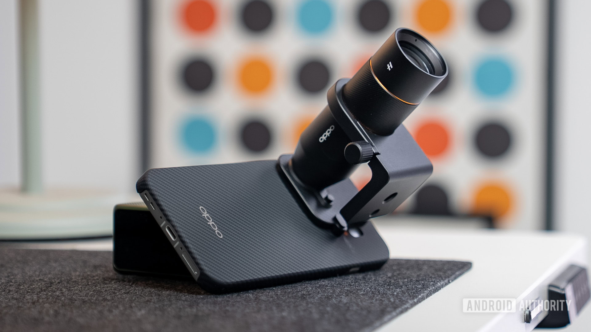 OPPO Find X9 Pro com lente extensora em uma mesa