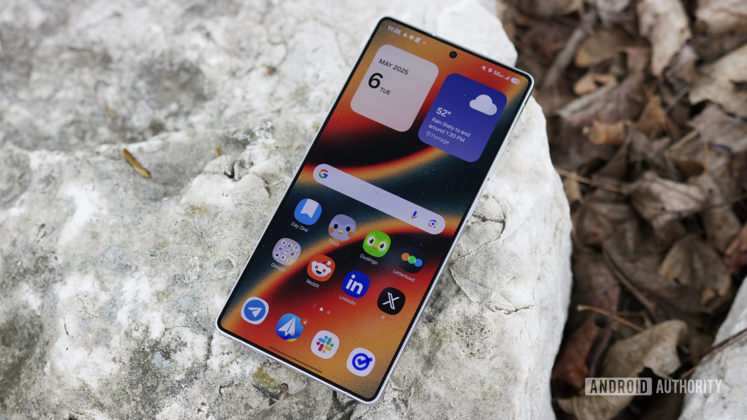 samsung galaxy s25 ultra joe revisitar 6 O Samsung Galaxy S25 Ultra colocado do lado de fora com a tela ligada.