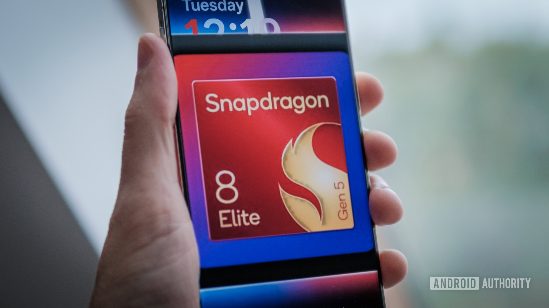 Telefone com logotipo Snapdragon 8 Elite Gen 5 na mão