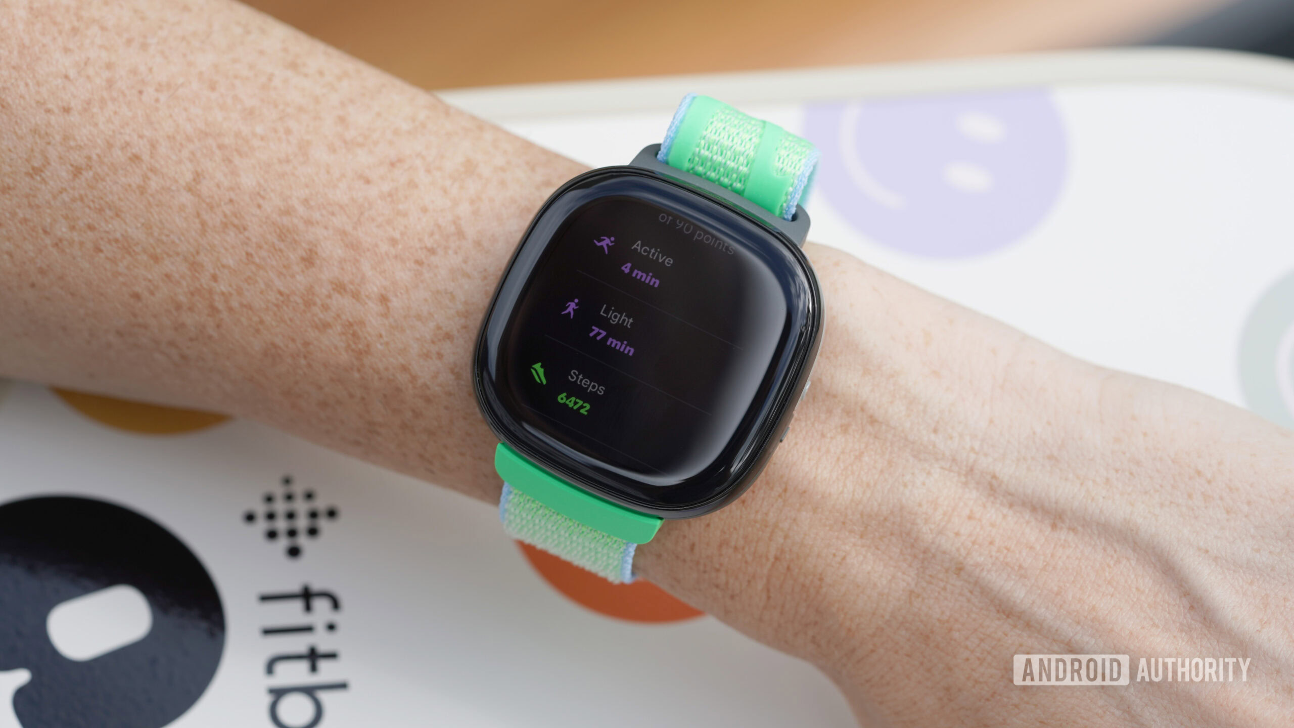 Um Fitbit Ace LTE exibe estatísticas de atividade do usuário.