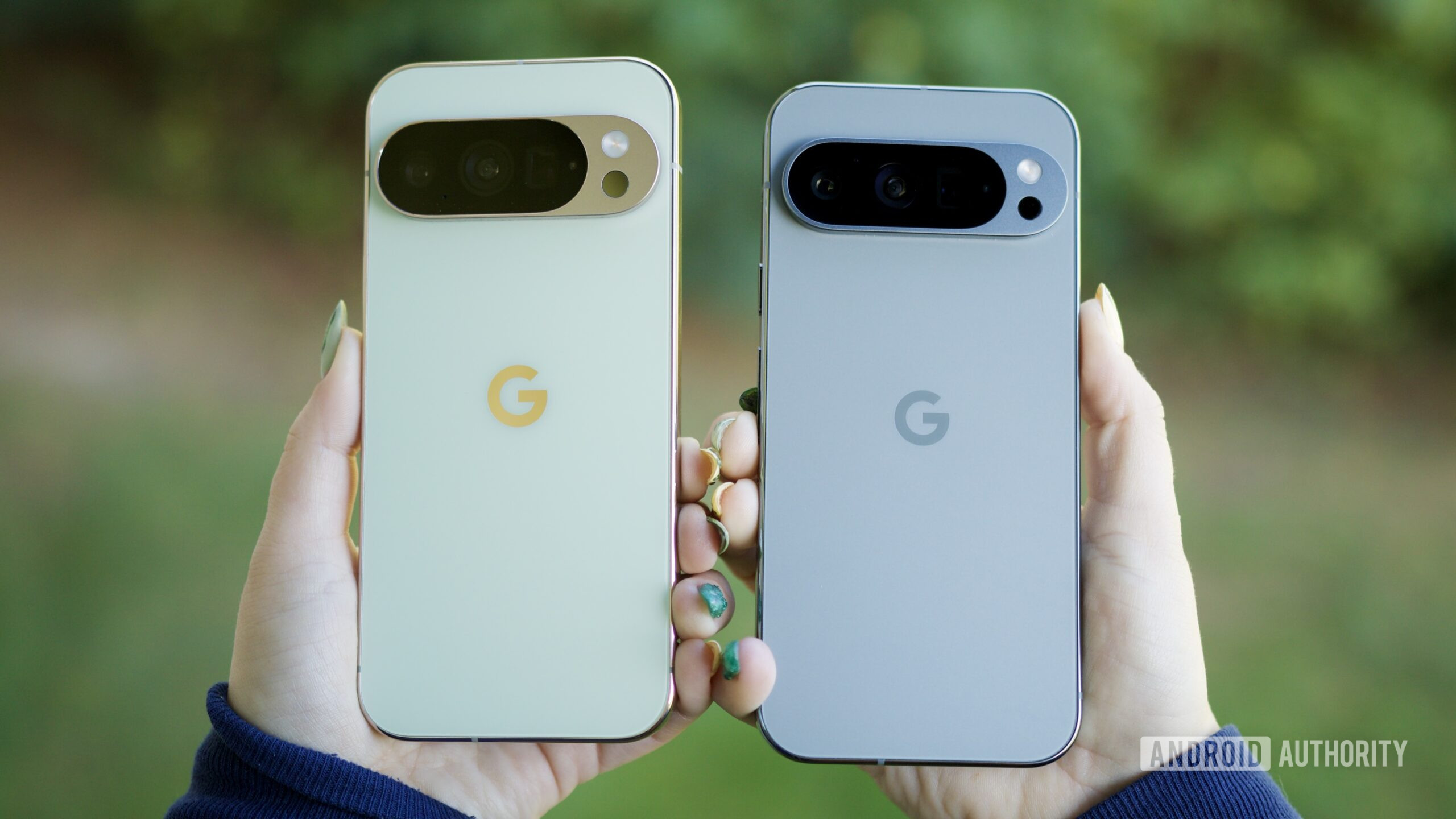 Google Pixel 10 Pro vs Pixel 9 Pro Comparação de Câmera Hero 4 Alguém segurando o Pixel 10 Pro e o Pixel 9 Pro, mostrando a parte traseira dos telefones.