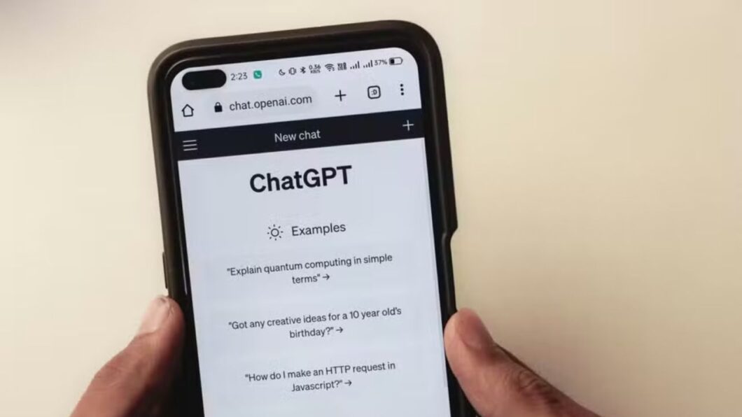 Imagem mostra um celular com o ChatGPT aberto no navegador