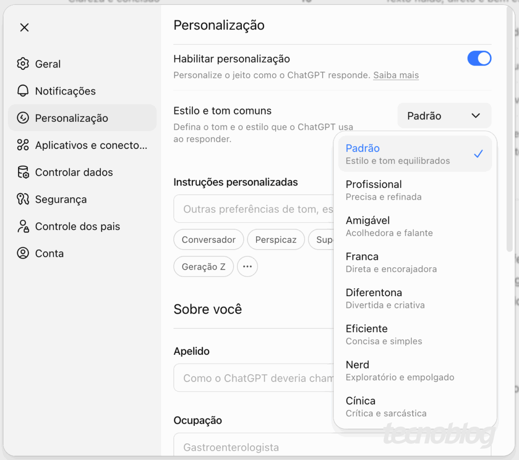 Captura de tela mostra a aba “Personalização” das configurações do ChatGPT. O menu lateral à esquerda lista opções como “Geral”, “Notificações”, “Segurança” e “Conta”. No centro, aparece o item “Estilo e tom comuns”, com um menu suspenso aberto exibindo as opções “Padrão”, “Profissional”, “Amigável”, “Franca”, “Diferentona”, “Eficiente”, “Nerd” e “Cínica”.