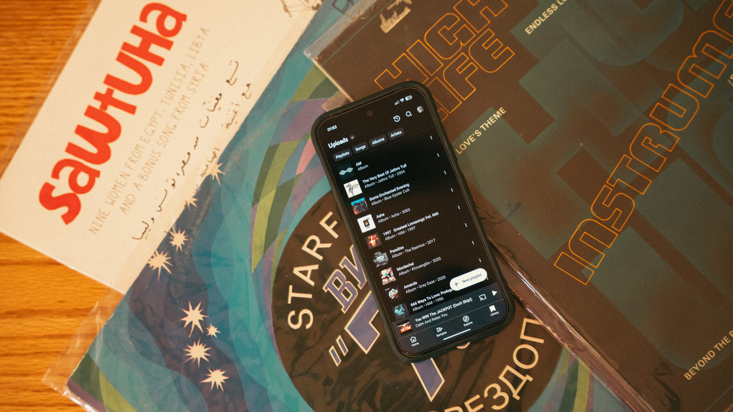 O YouTube Music enviou músicas em uma pilha de discos O YouTube Music enviou músicas em uma pilha de discos