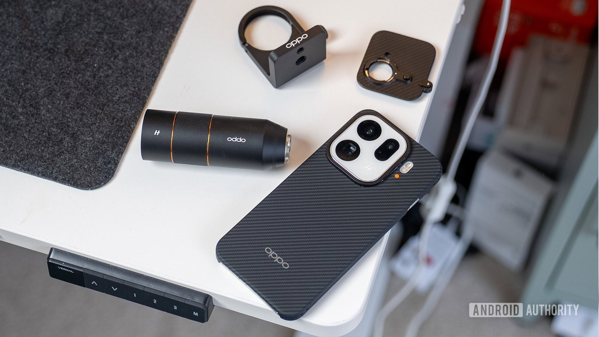 OPPO Find X9 Pro com componentes extensores de lente OPPO Find X9 Pro com componentes extensores de lente